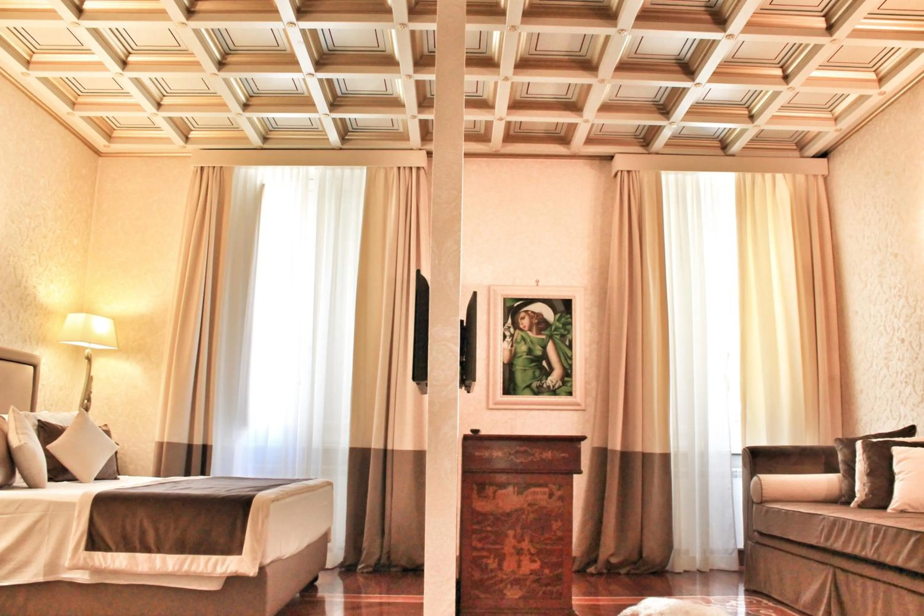 Photo of the whole room, Bed in Di Rienzo Pantheon Palace