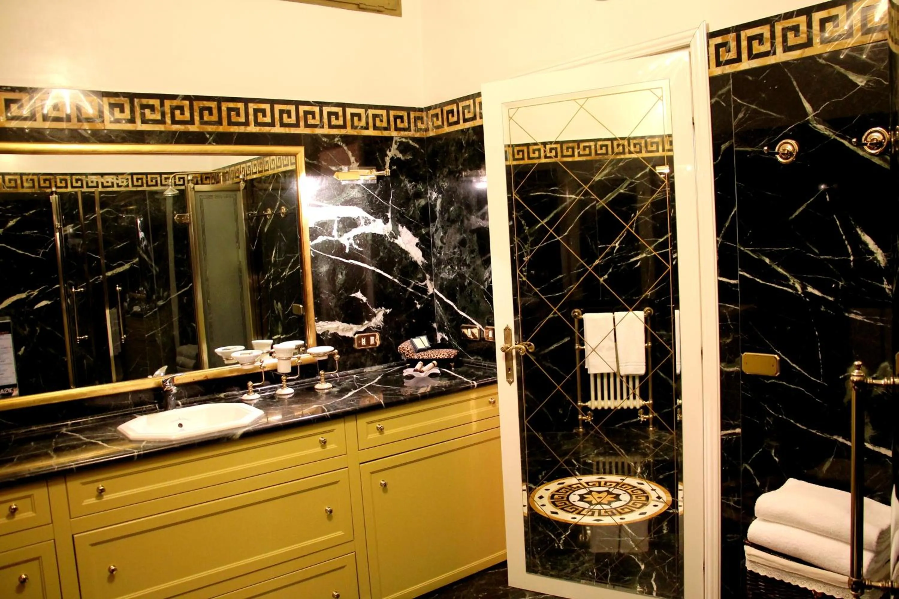 Toilet in Di Rienzo Pantheon Palace