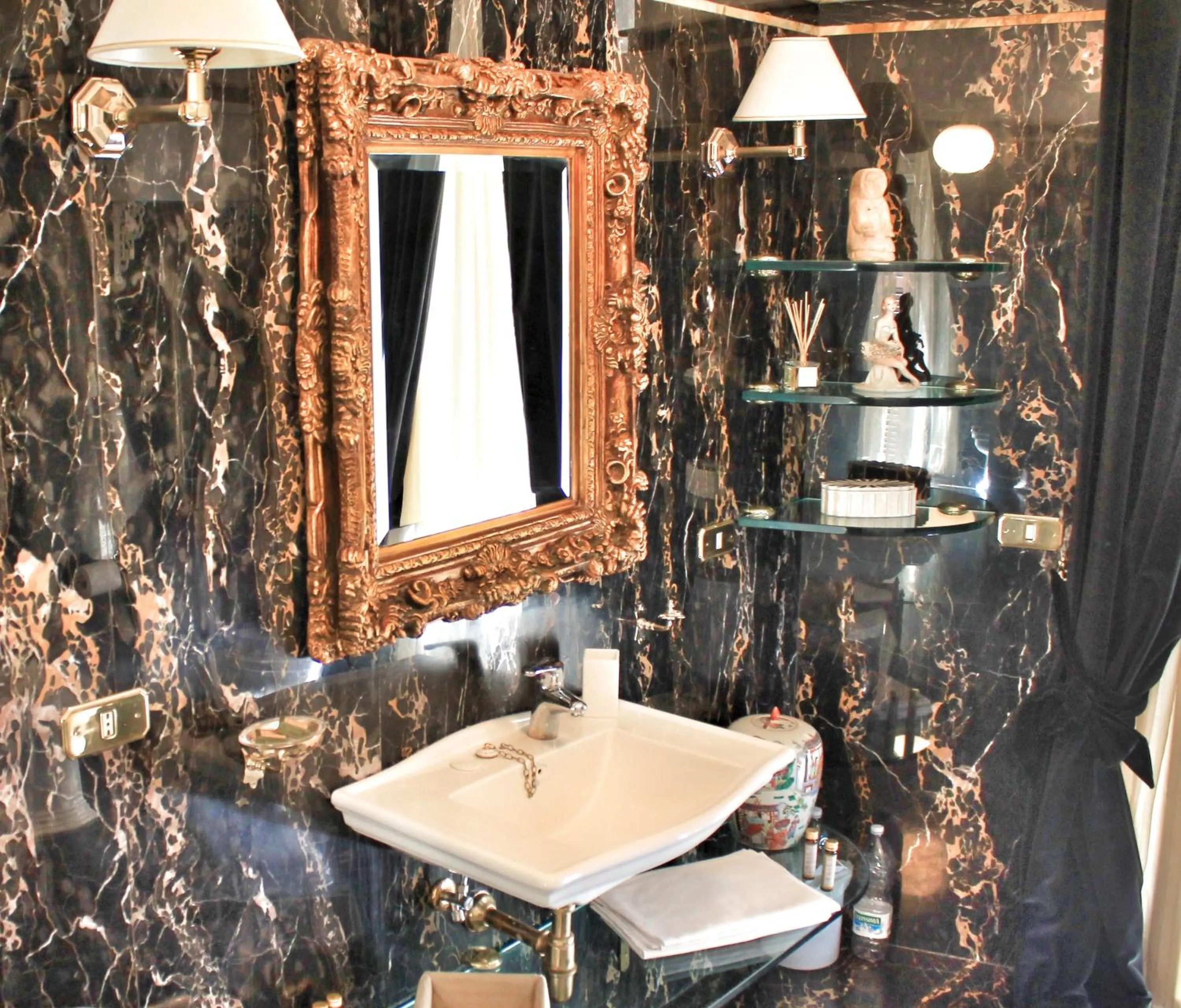 Bathroom in Di Rienzo Pantheon Palace