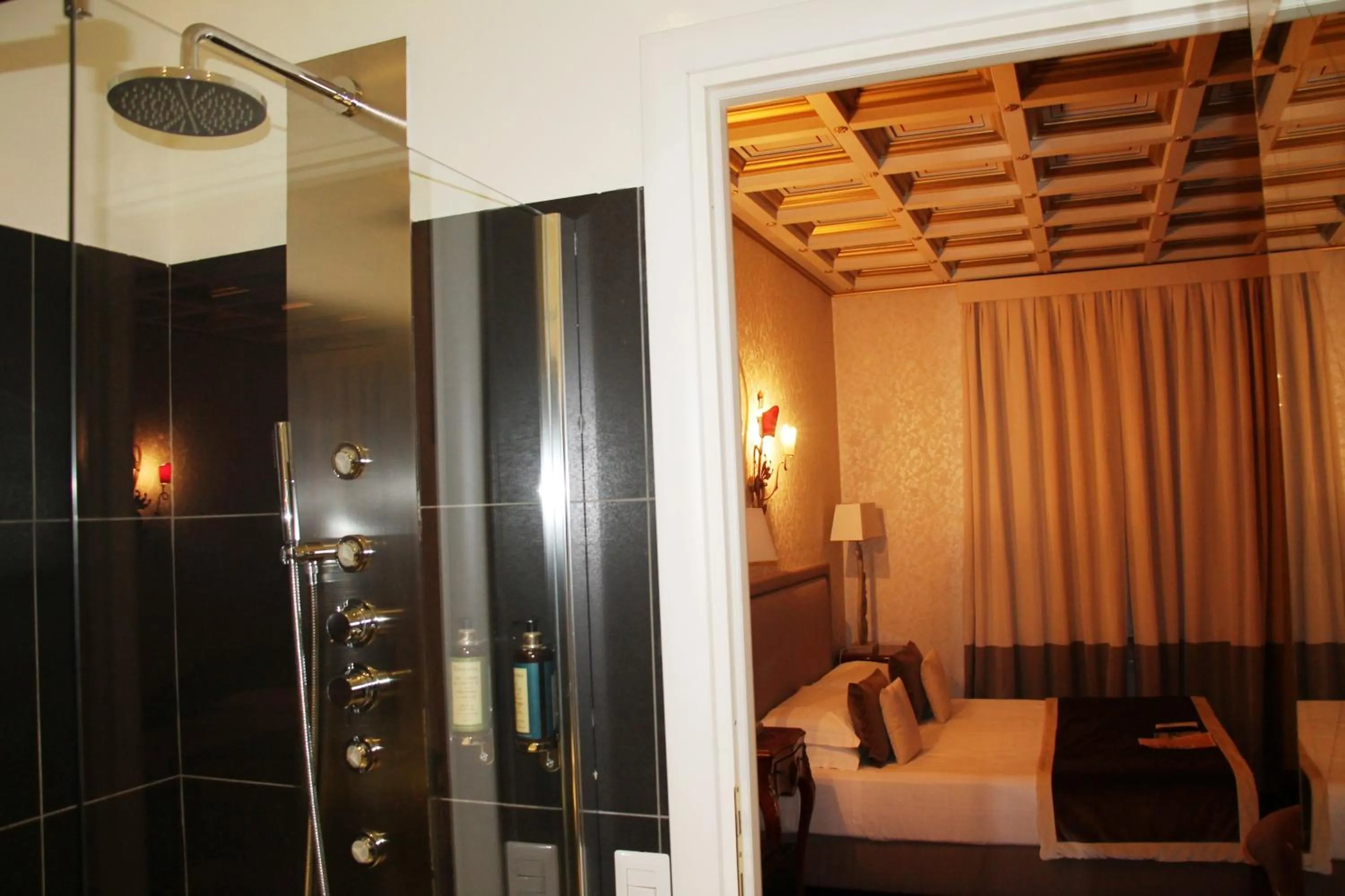 Bed in Di Rienzo Pantheon Palace