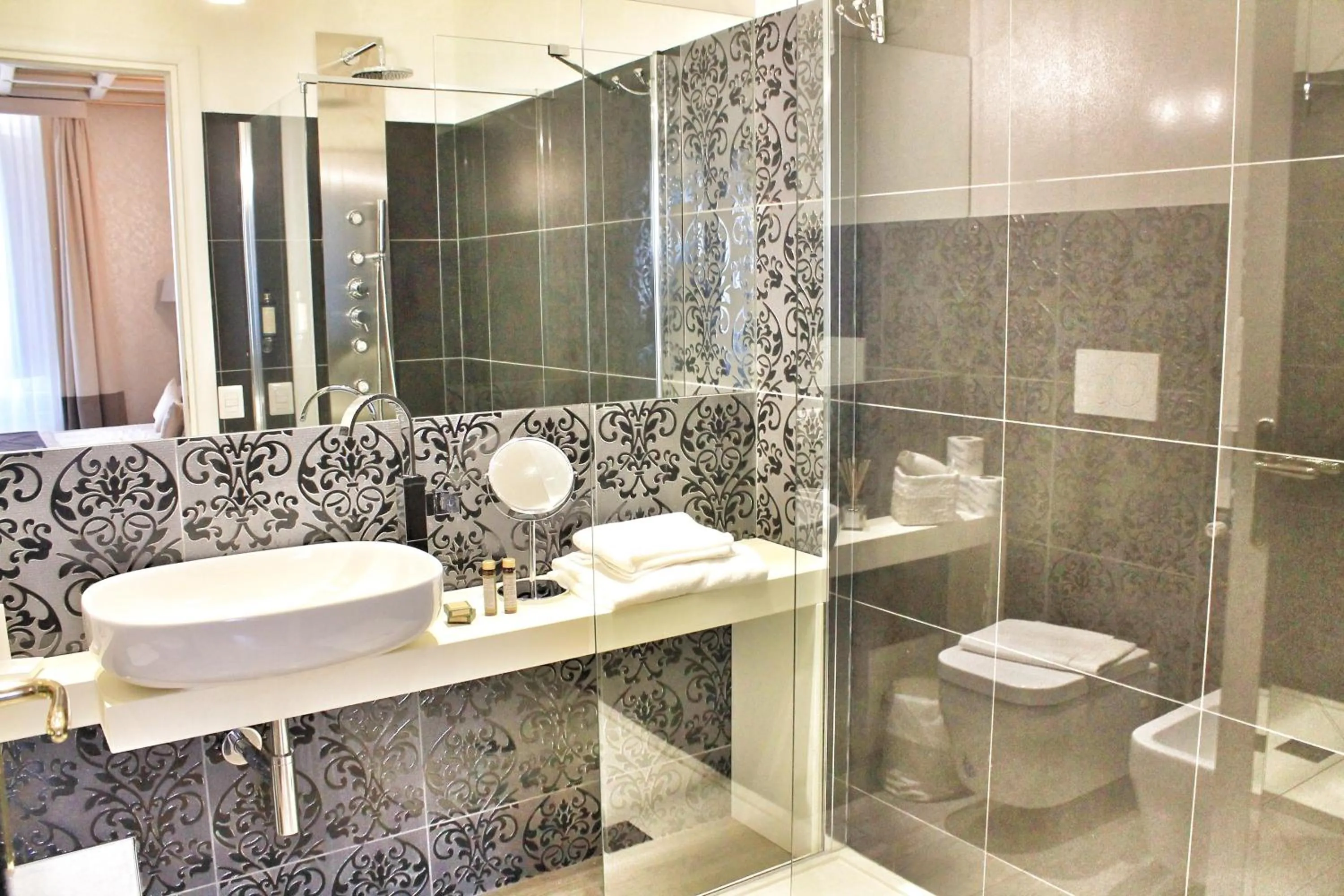 Bathroom in Di Rienzo Pantheon Palace