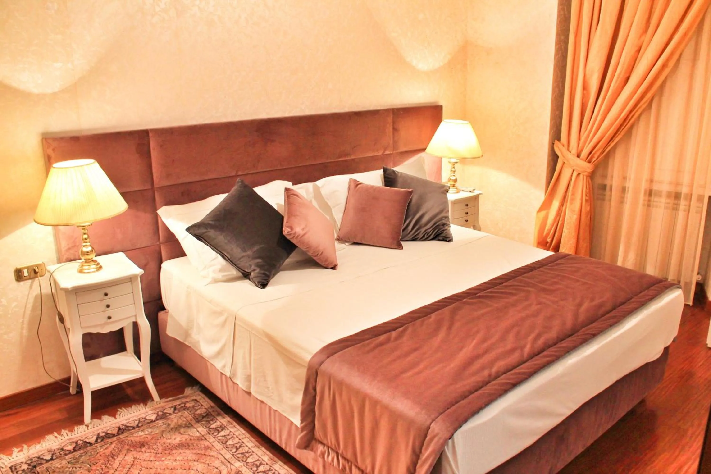 Photo of the whole room, Bed in Di Rienzo Pantheon Palace