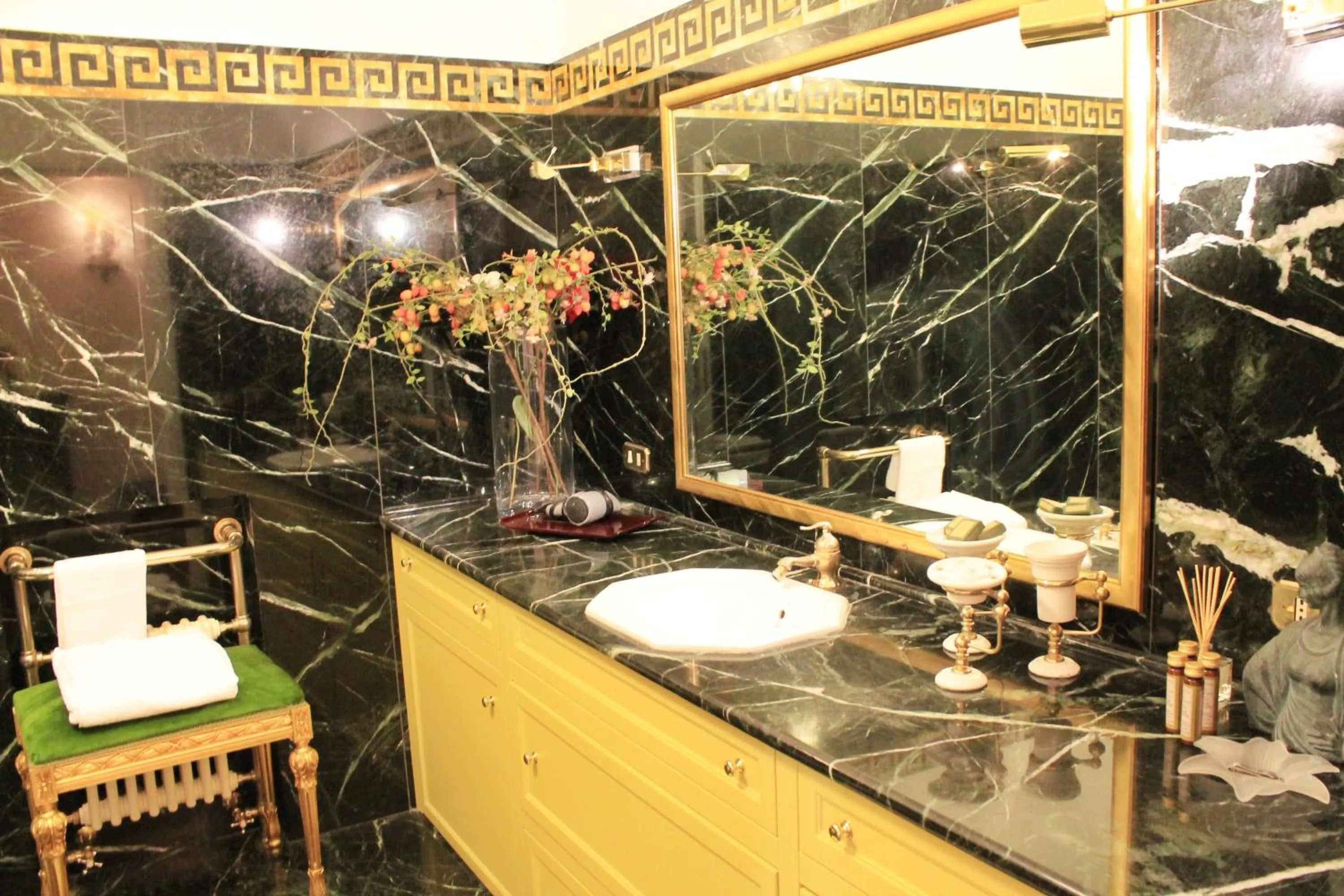 Bathroom in Di Rienzo Pantheon Palace