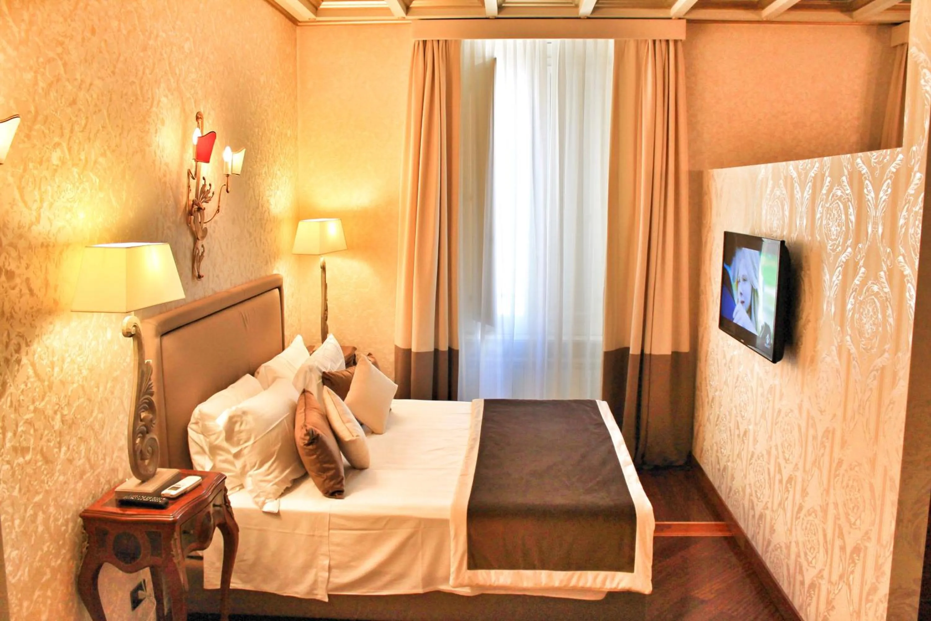 Photo of the whole room, Bed in Di Rienzo Pantheon Palace