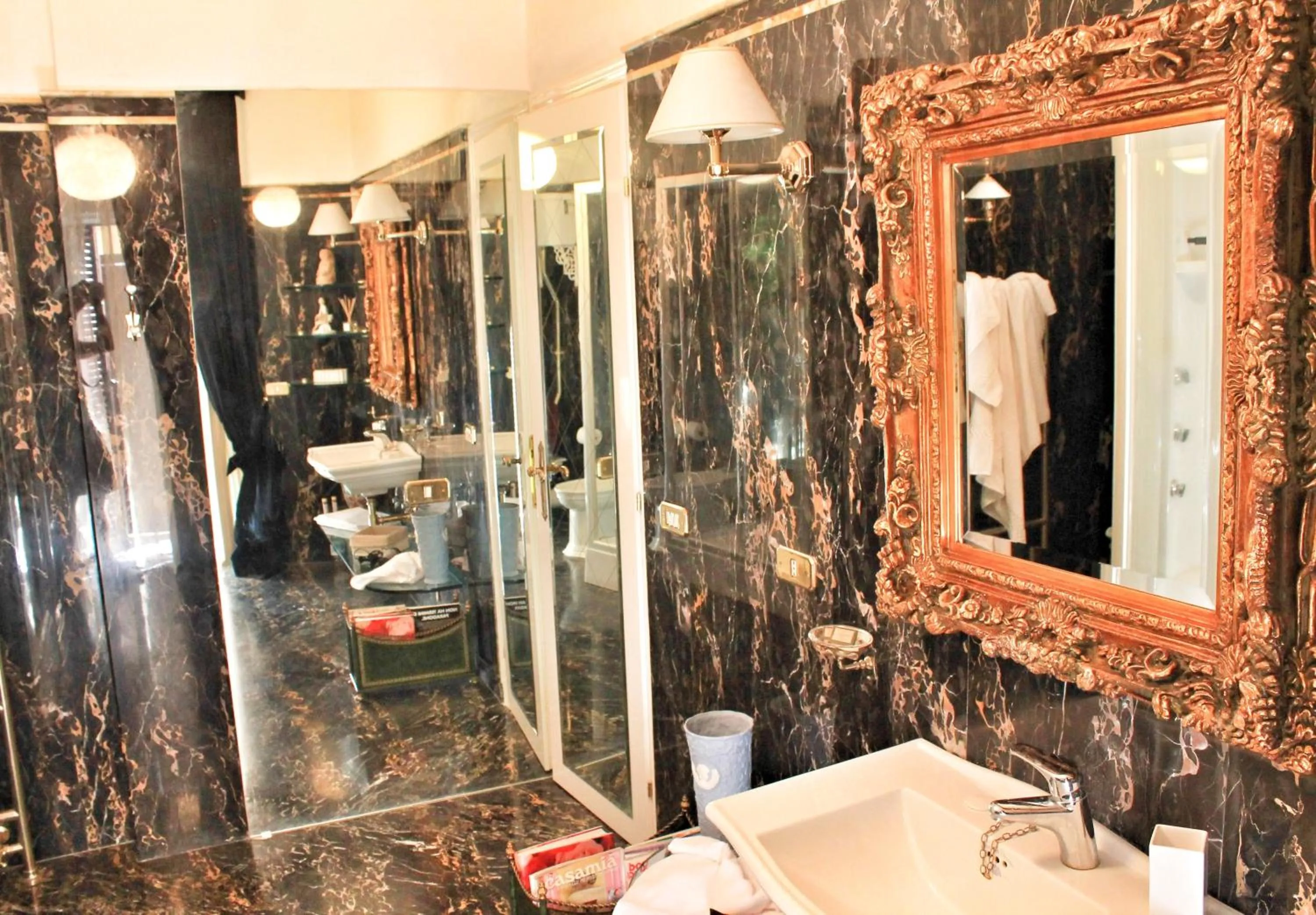 Bathroom in Di Rienzo Pantheon Palace