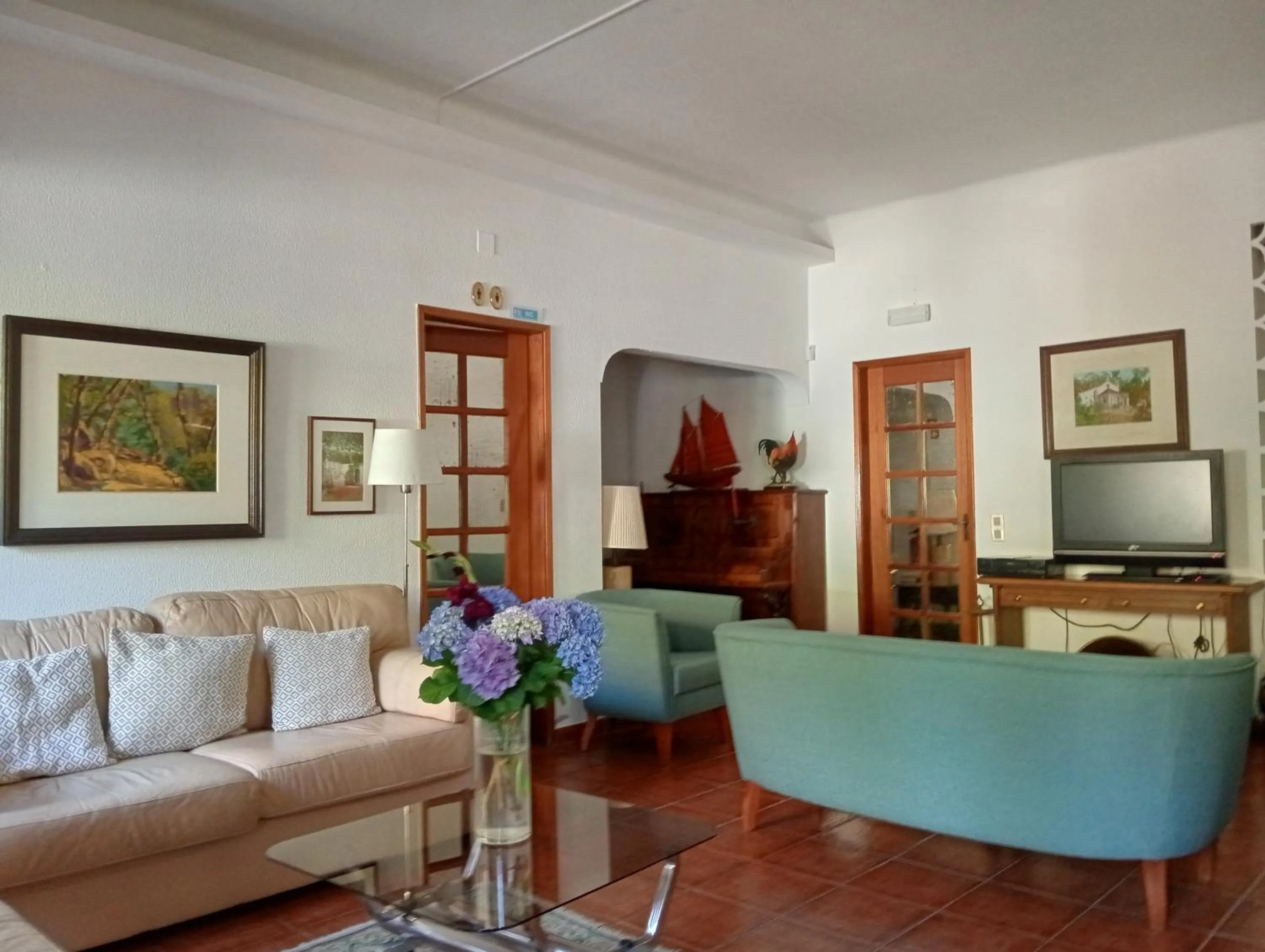 Communal lounge/ TV room in Albergaria do Lageado