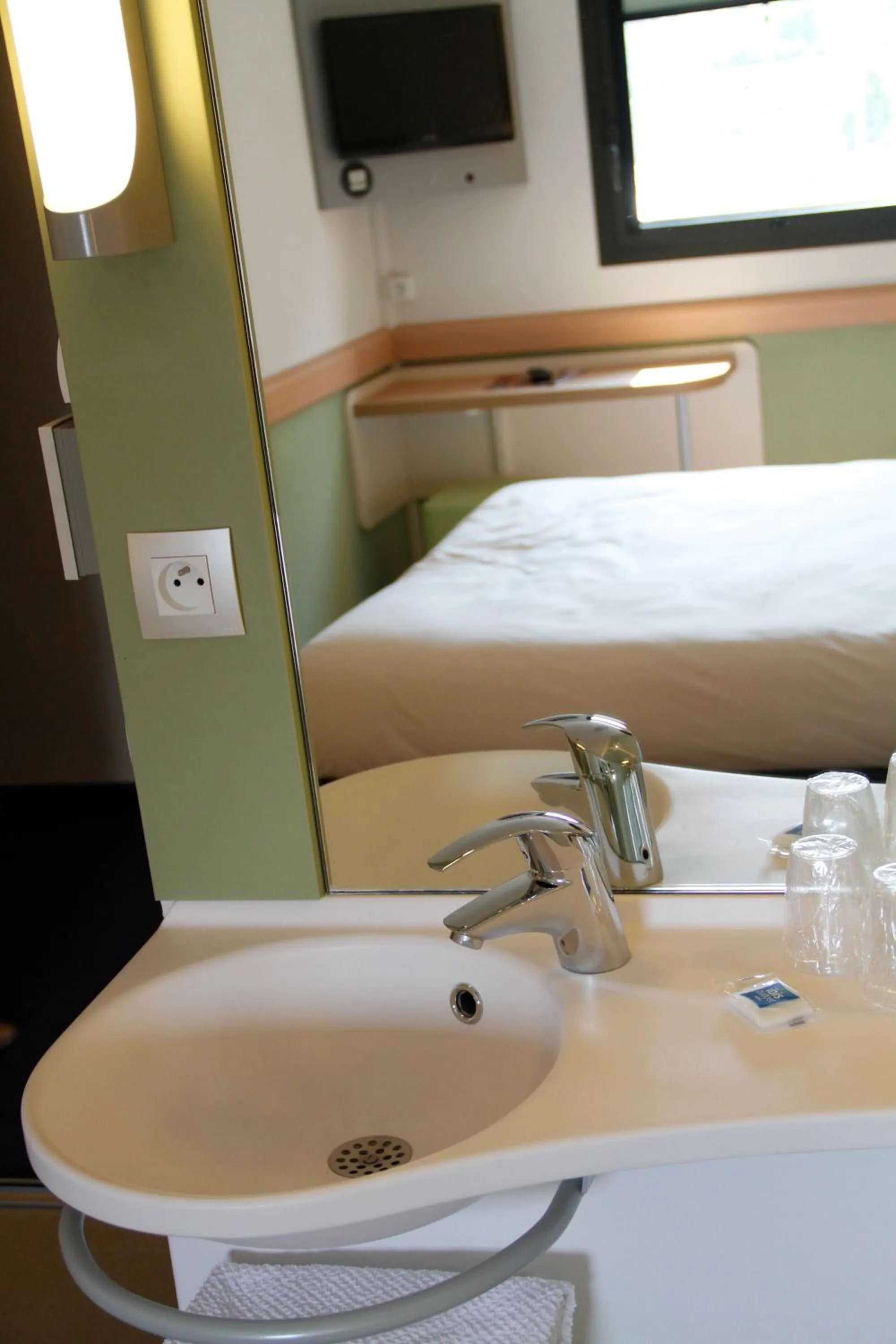Bathroom, Bed in ibis budget Gare de Poitiers
