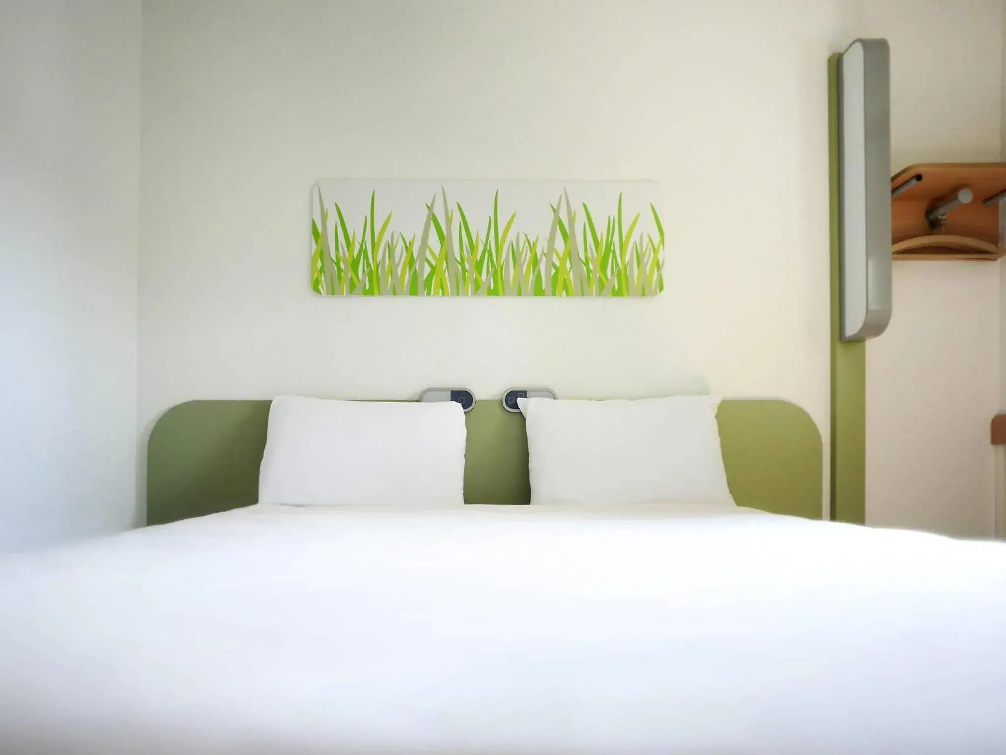 Bedroom, Bed in ibis budget Gare de Poitiers Bedroom, Bed in ibis budget Gare de Poitiers