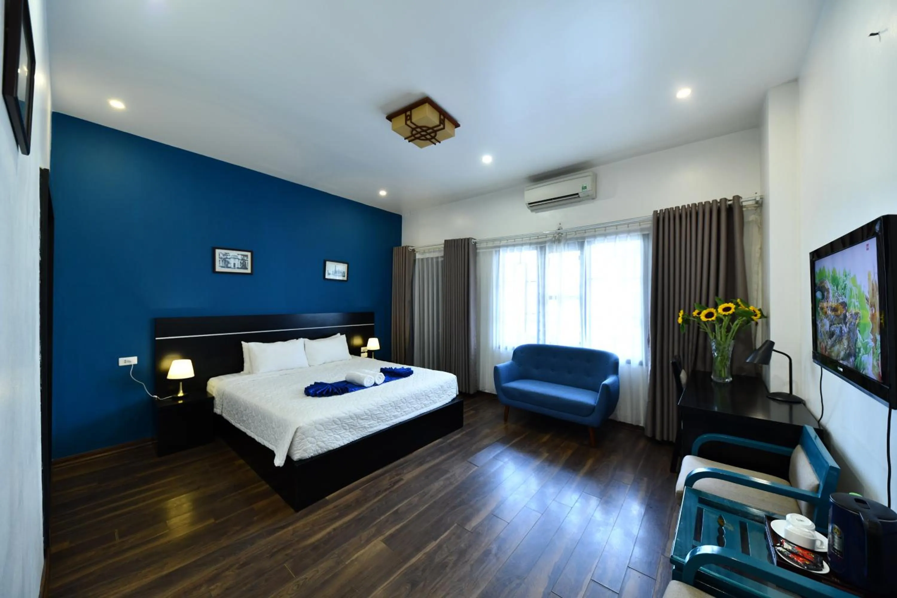 Photo of the whole room, Bed in Hanoi Starlight Boutique Hotel