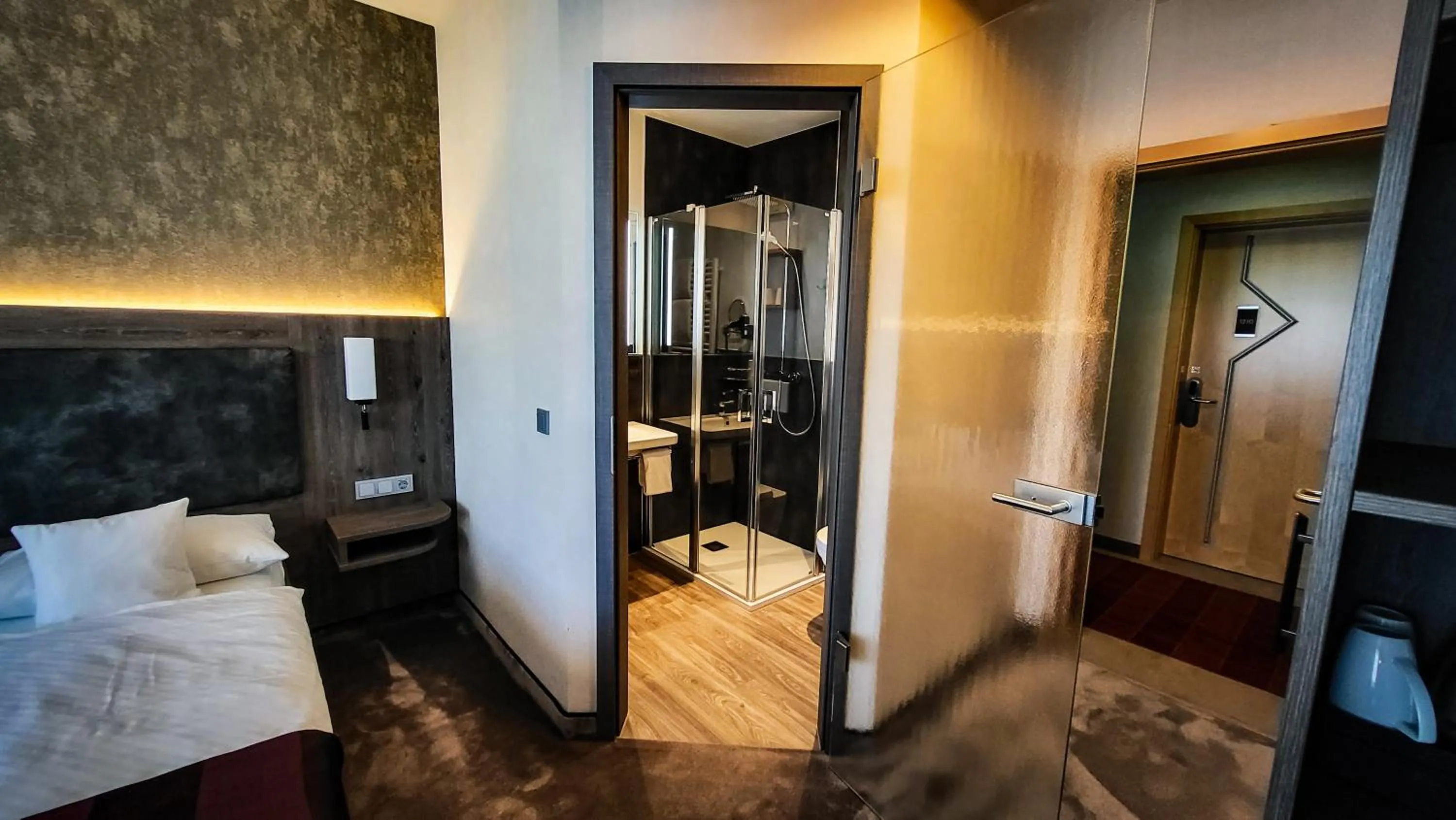 Bathroom, Bed in Best Western Plus Hotel Willingen