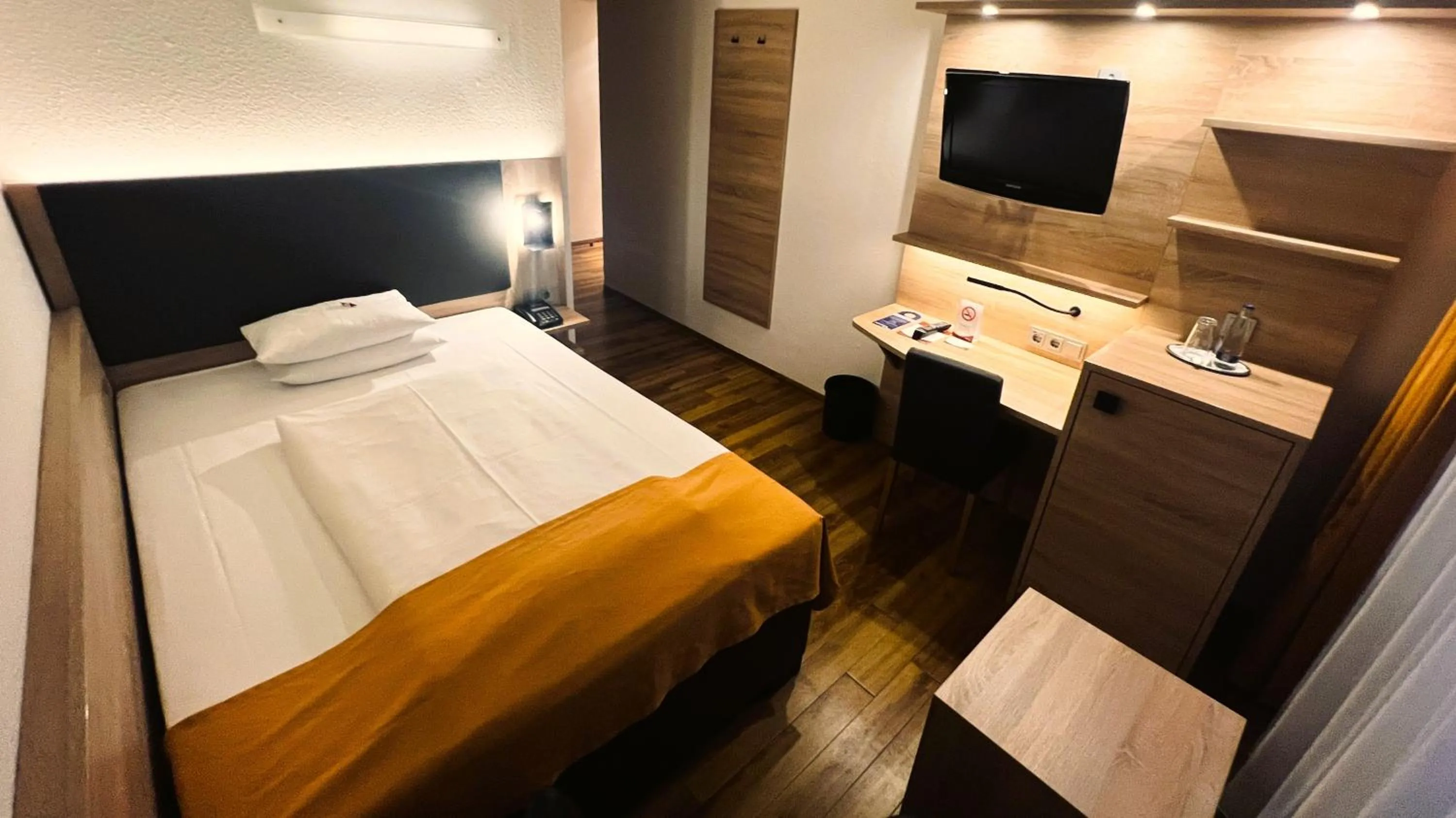 Bed in ARVENA Messe Hotel