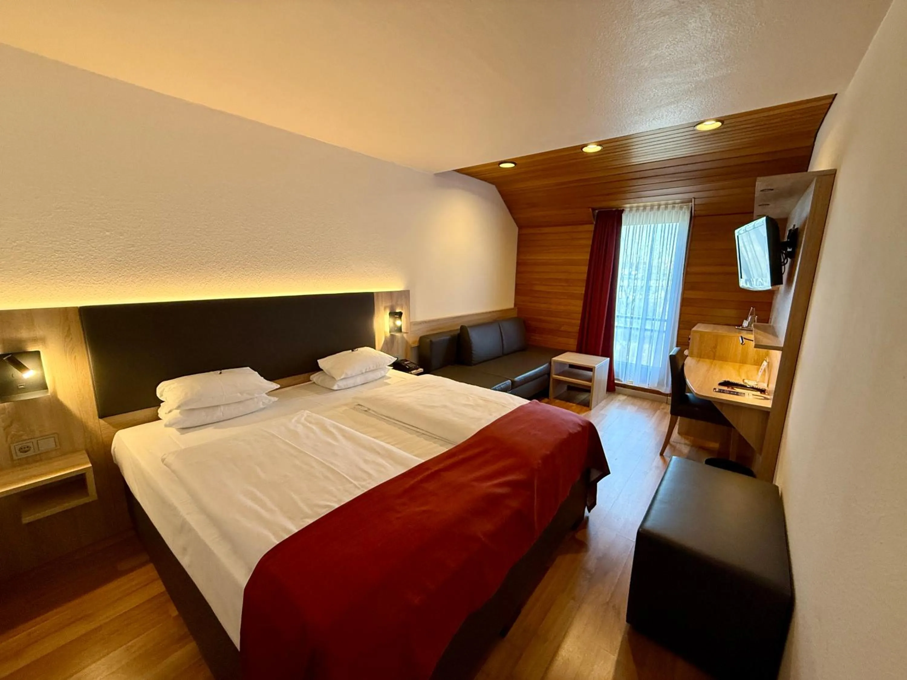 Photo of the whole room, Bed in ARVENA Messe Hotel