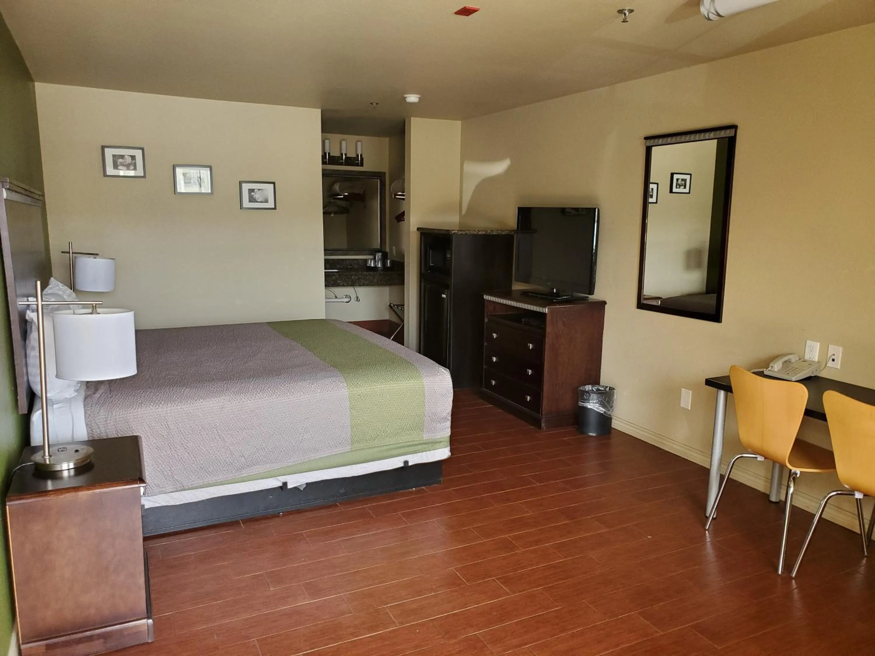 Photo of the whole room, Bed in Eagle Ford Inn