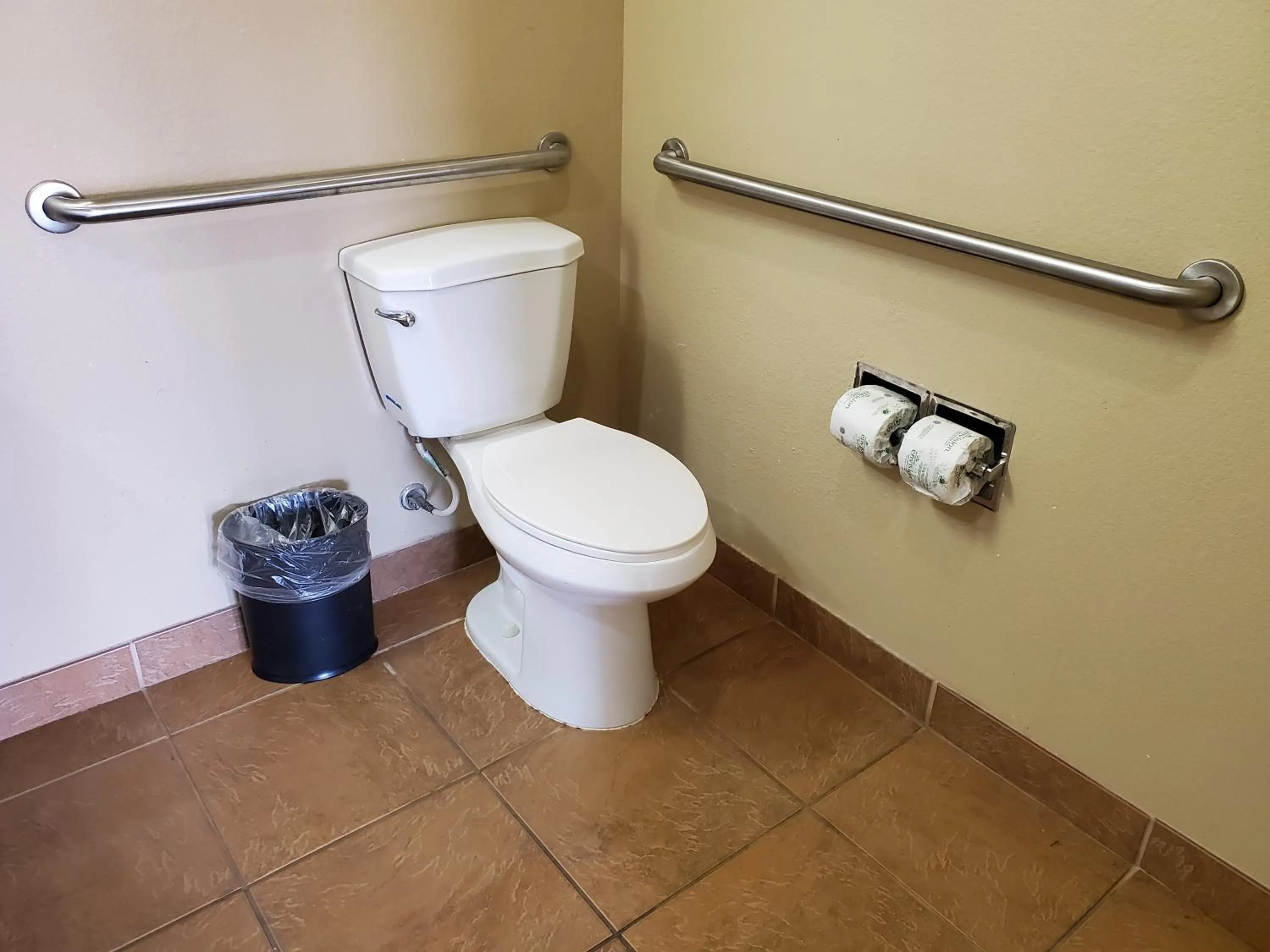 Toilet in Eagle Ford Inn