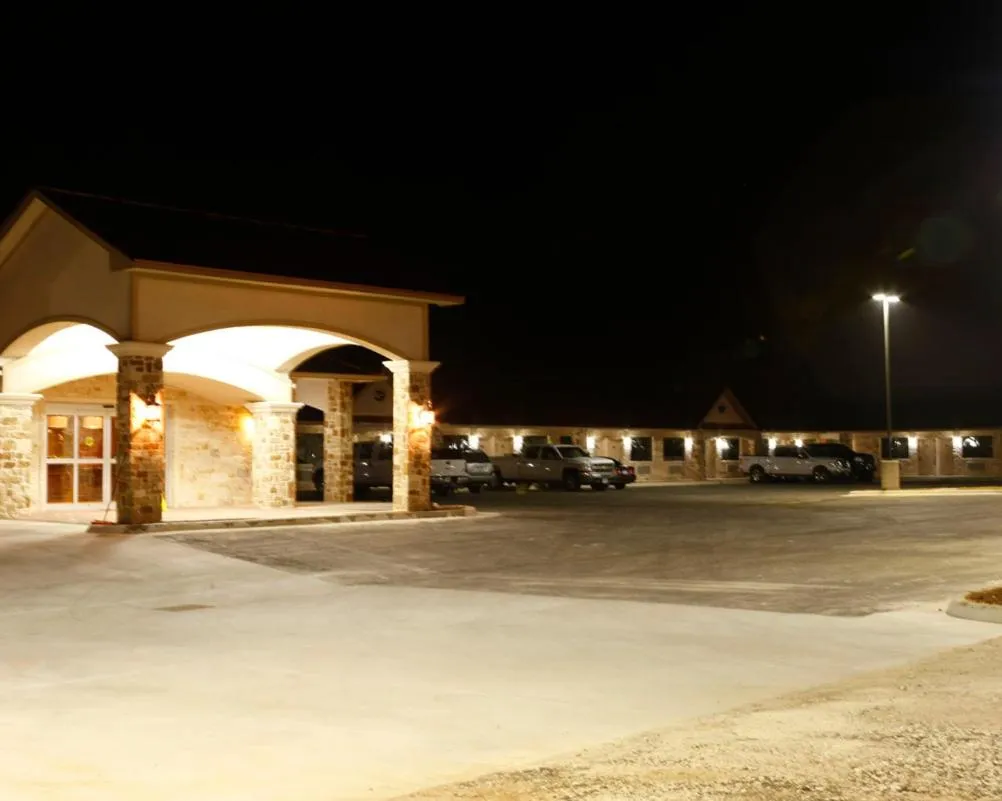 Facade/entrance in Eagle Ford Inn