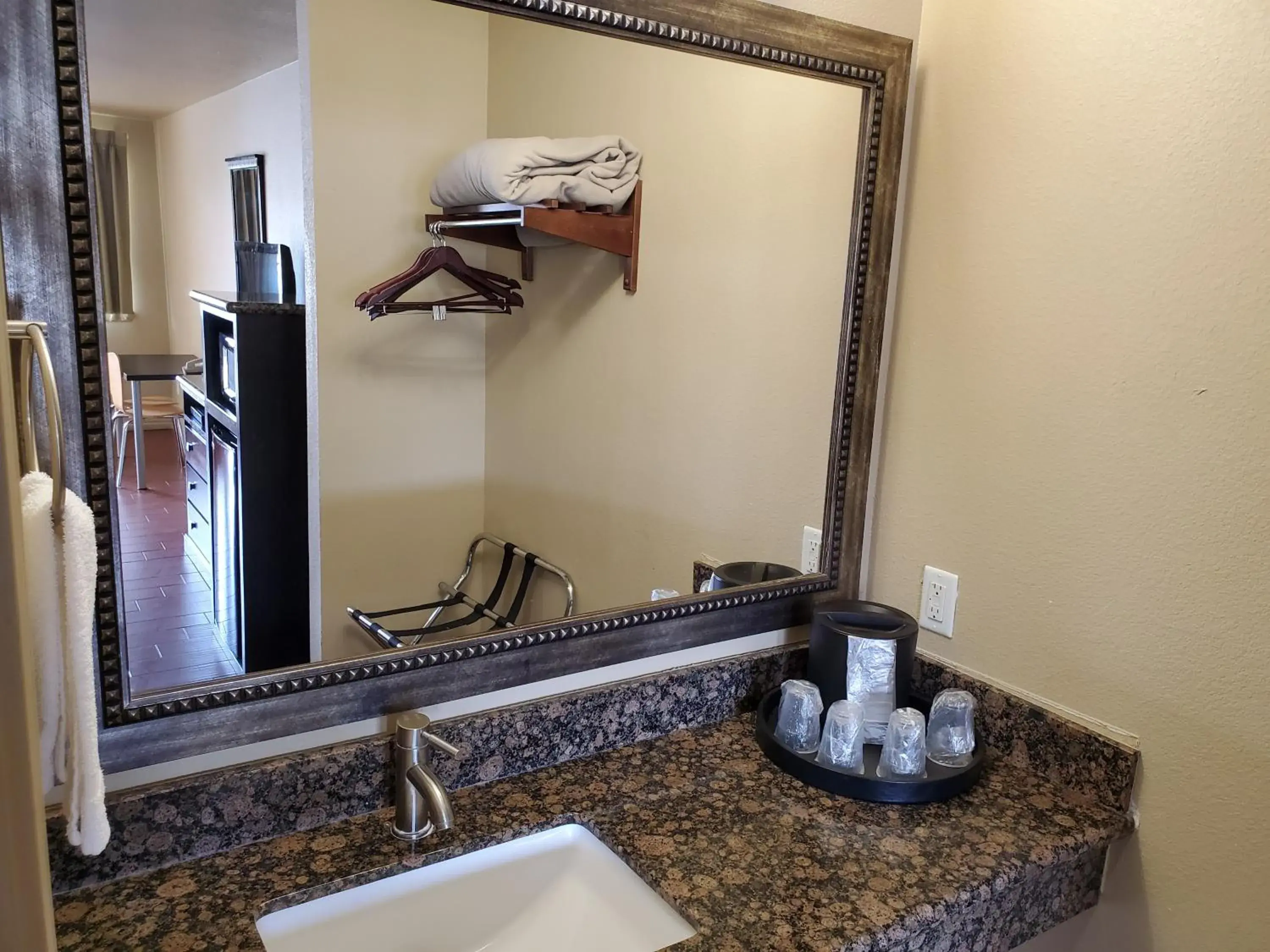 Large Single Room in Eagle Ford Inn Large Single Room in Eagle Ford Inn