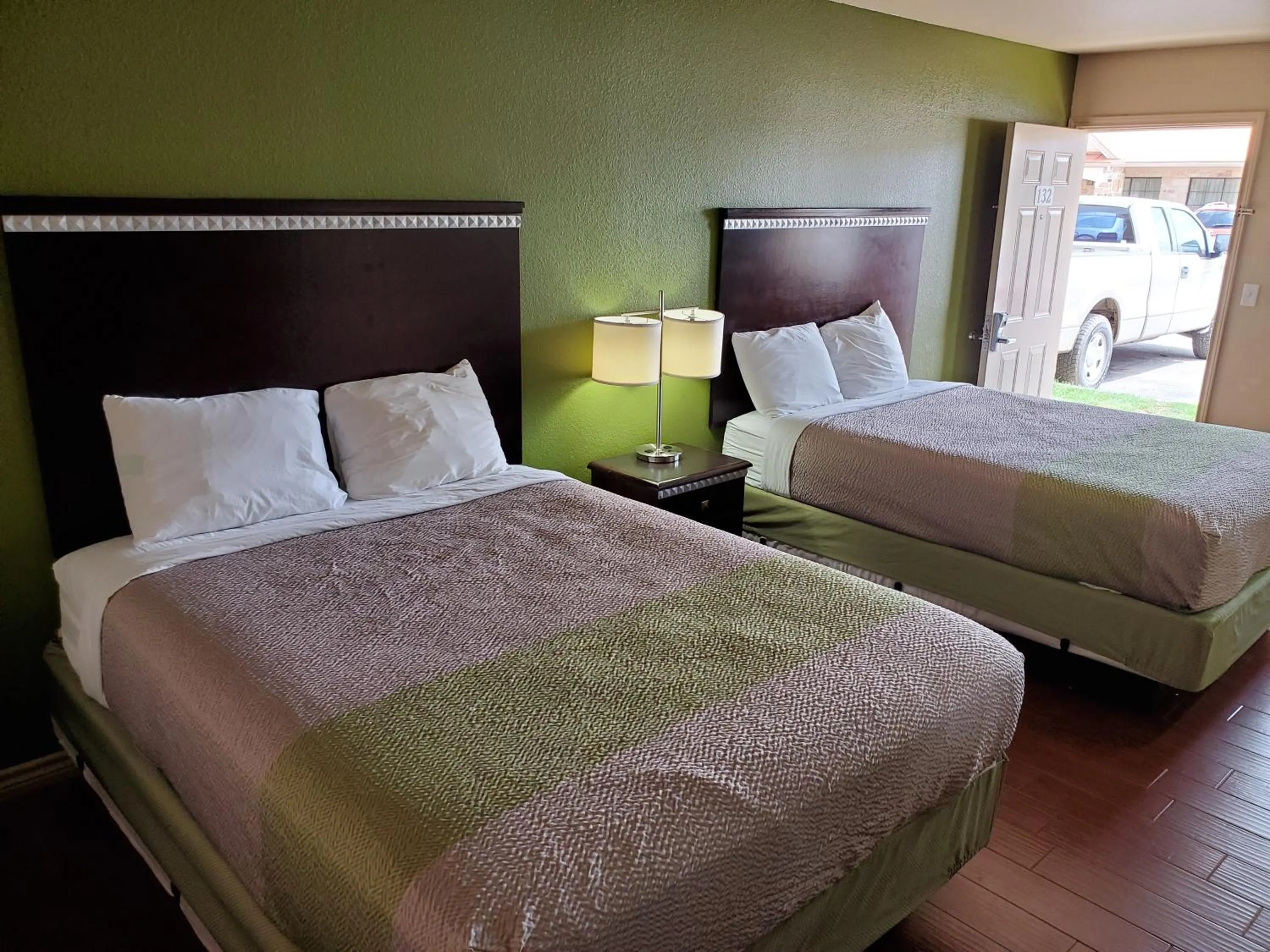 Deluxe Double Room with Bath in Eagle Ford Inn