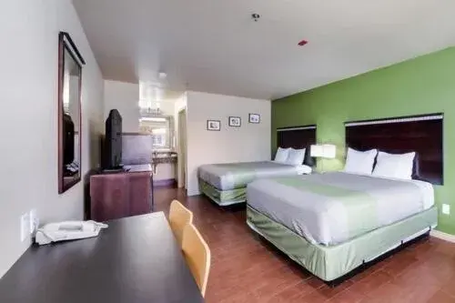 Photo of the whole room, Bed in Eagle Ford Inn Photo of the whole room, Bed in Eagle Ford Inn