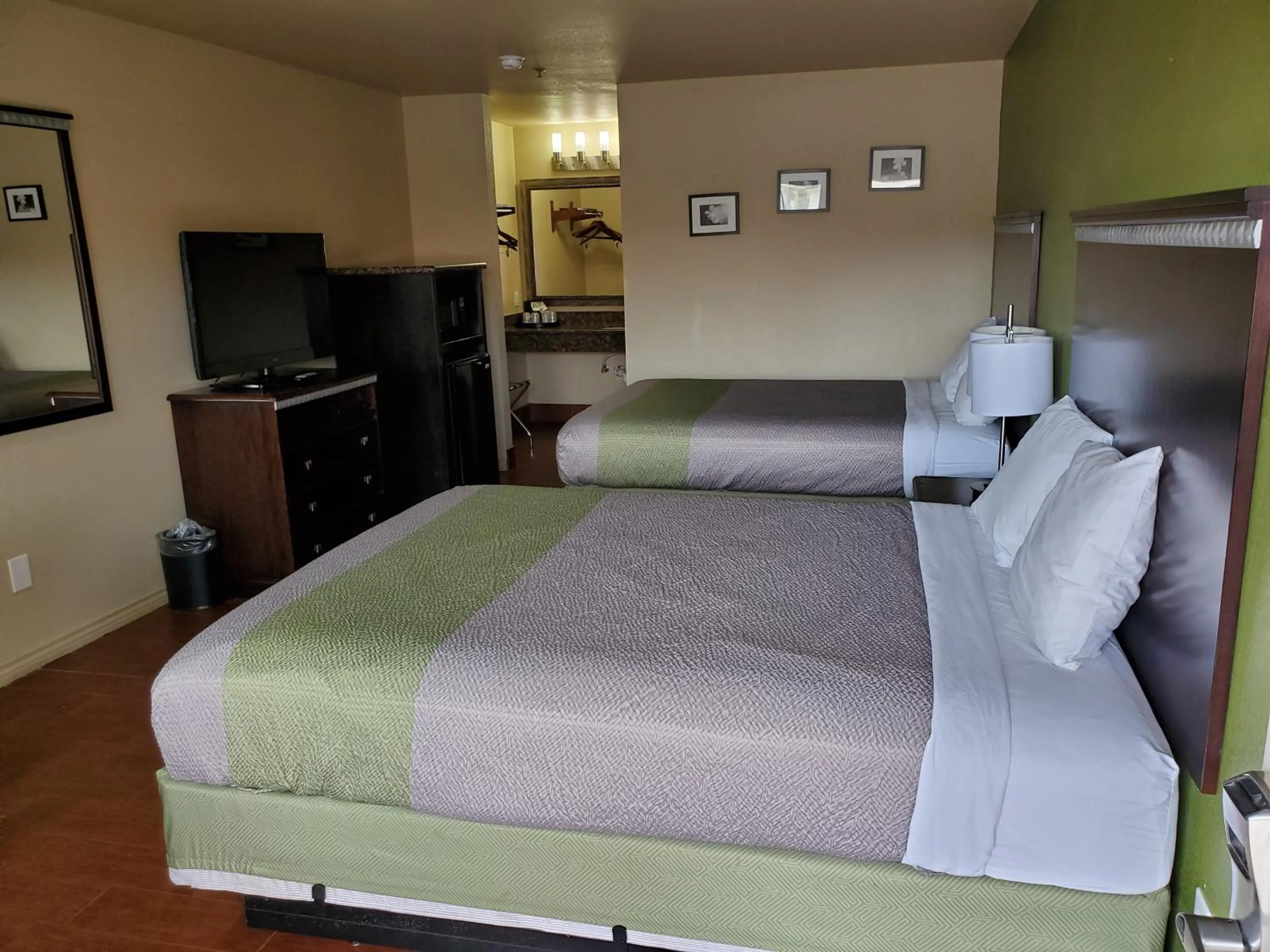 Bed in Eagle Ford Inn