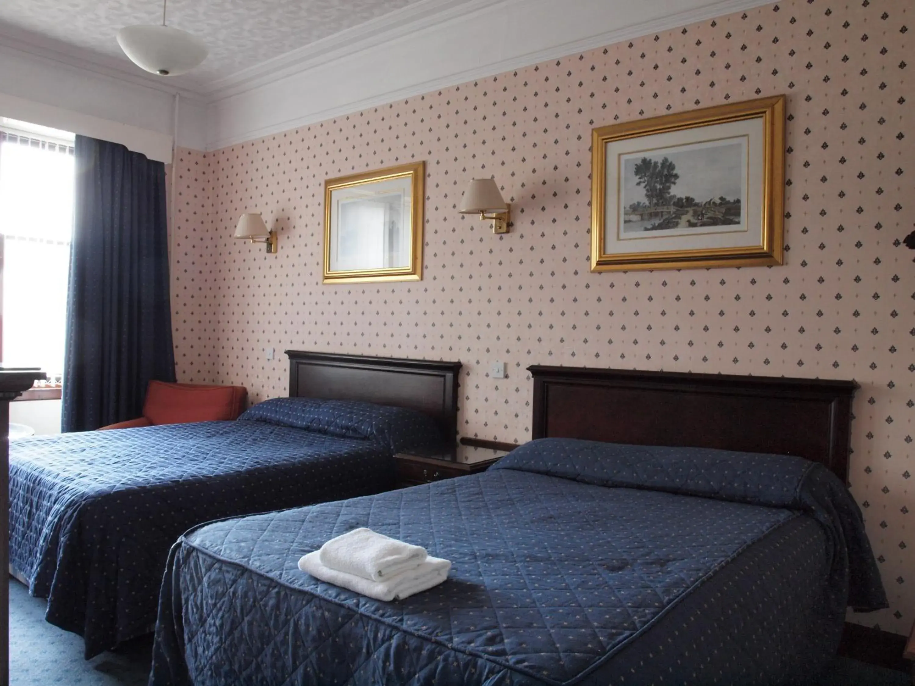 Photo of the whole room, Bed in Argyll Arms Hotel