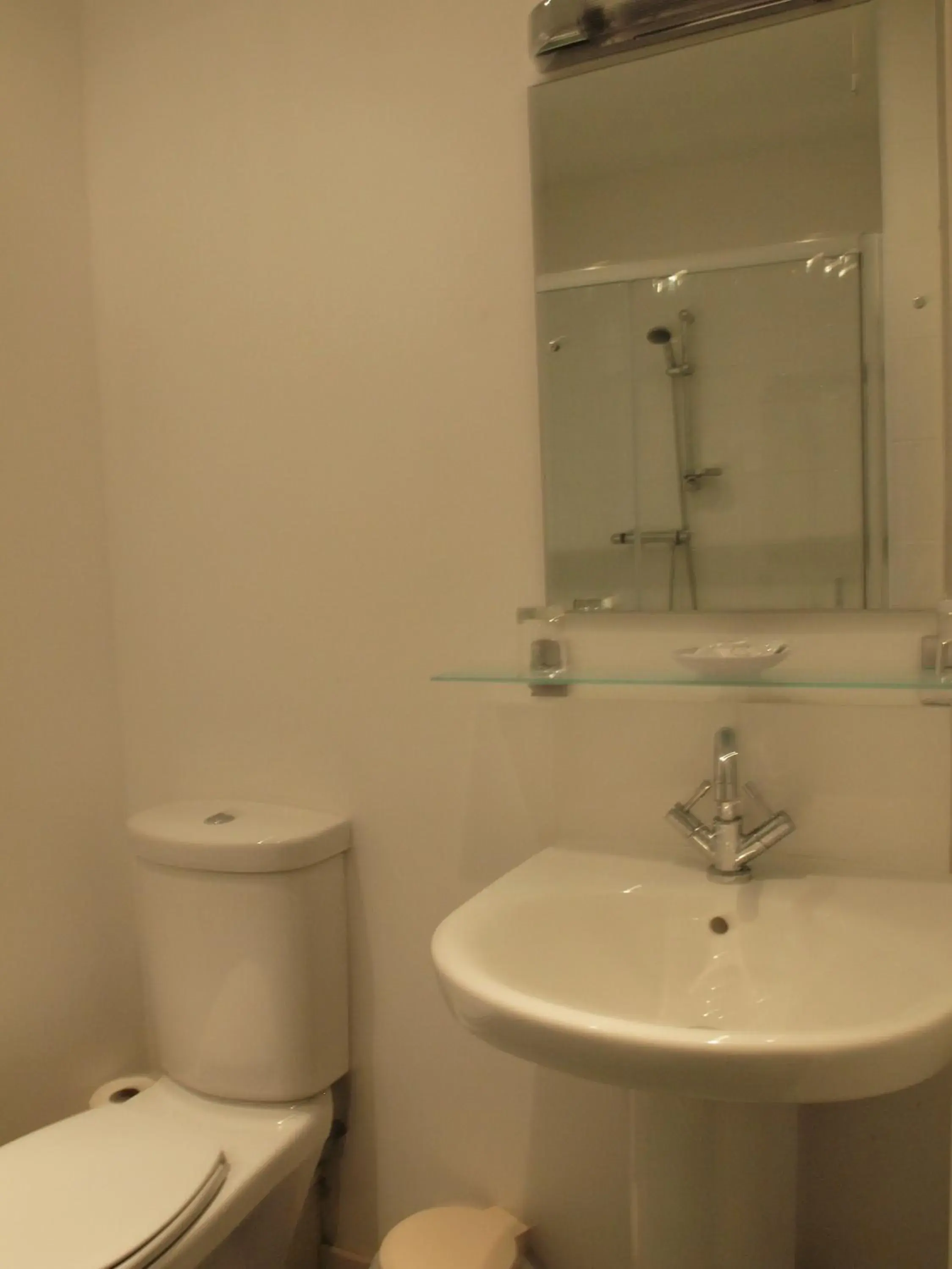 Bathroom in Argyll Arms Hotel
