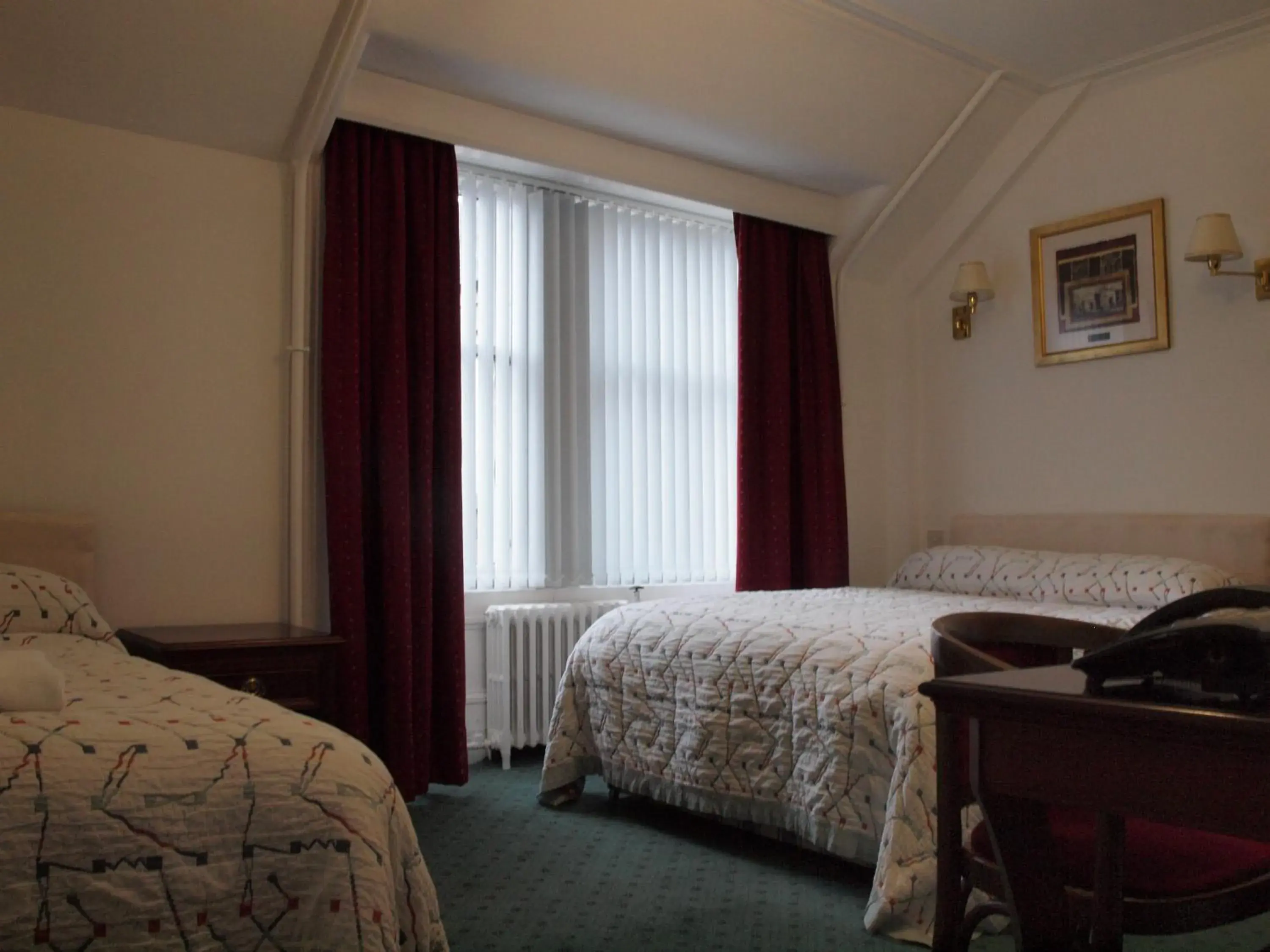 Photo of the whole room, Bed in Argyll Arms Hotel