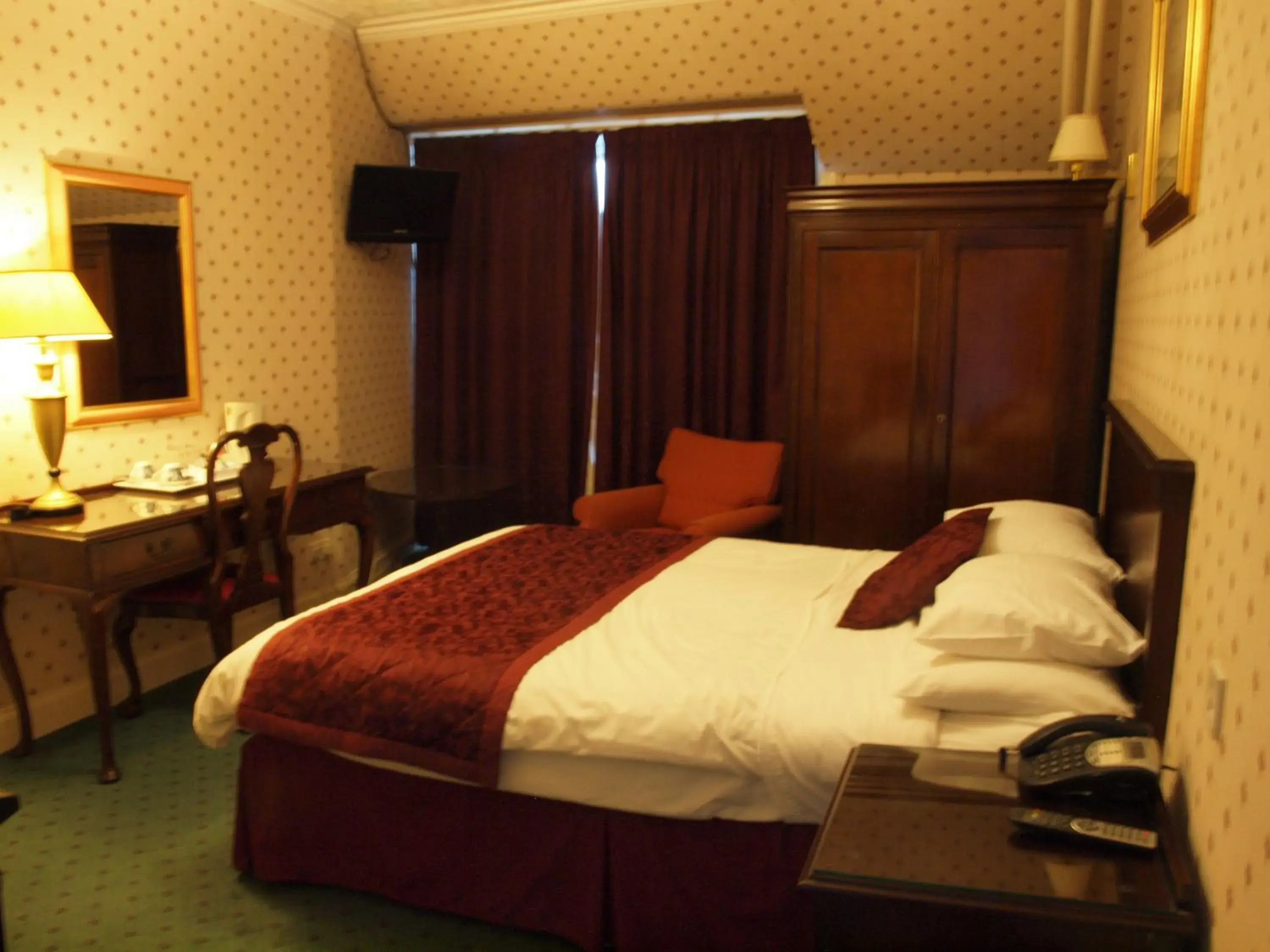 Photo of the whole room, Bed in Argyll Arms Hotel