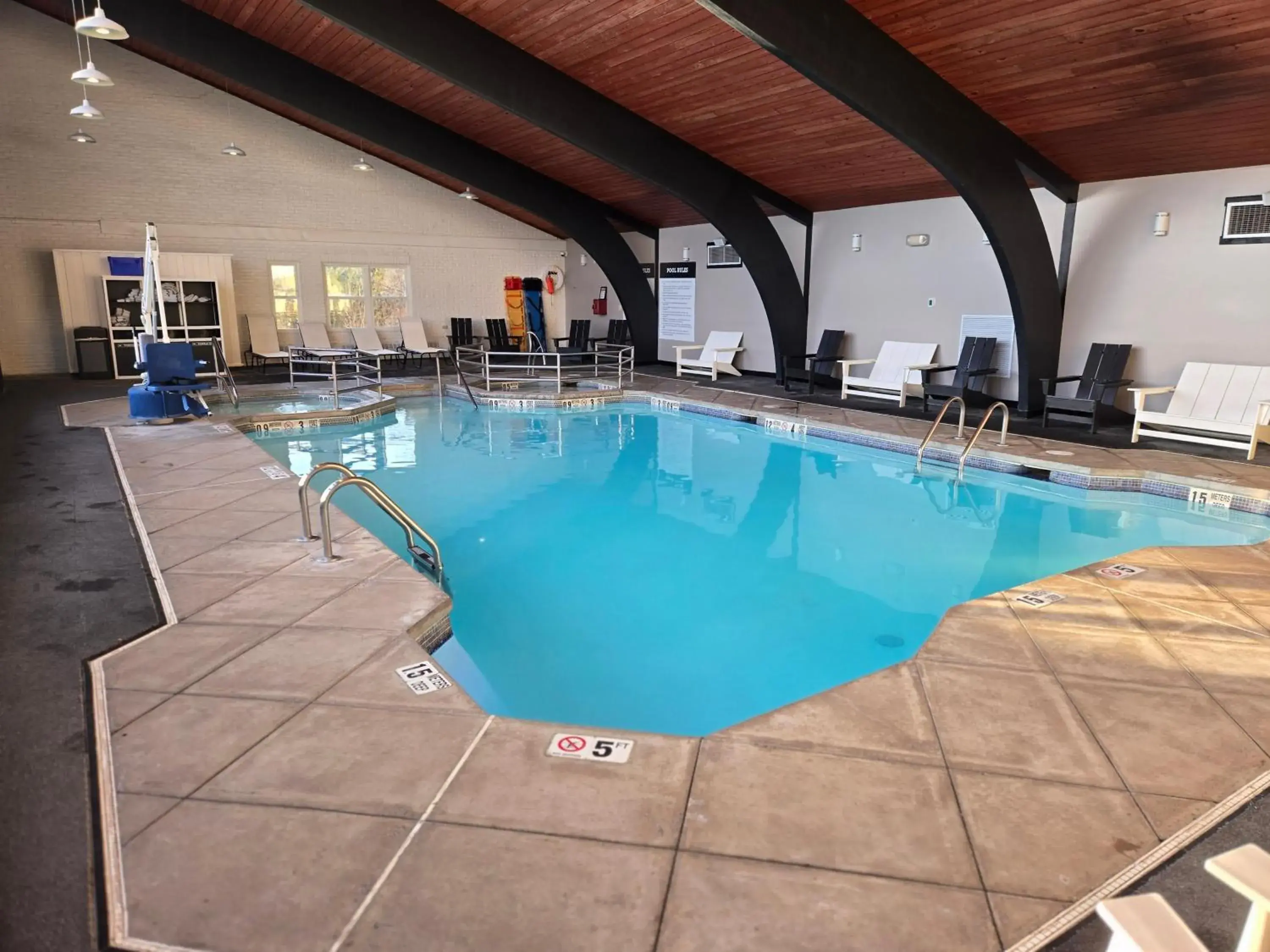 Swimming pool in Dutch Wonderland Inn Swimming pool in Dutch Wonderland Inn