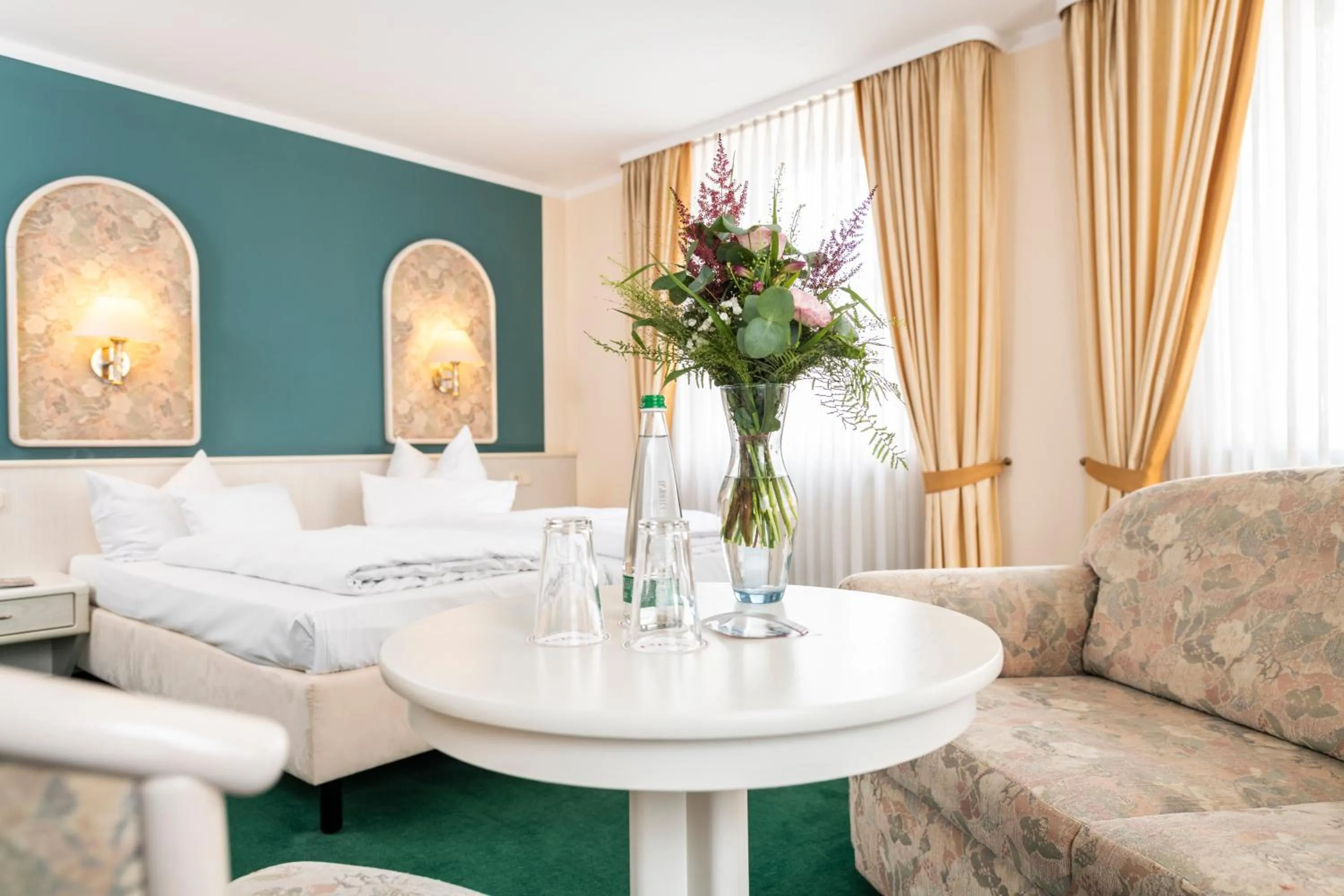 Photo of the whole room, Bed in Arvena Reichsstadt Hotel