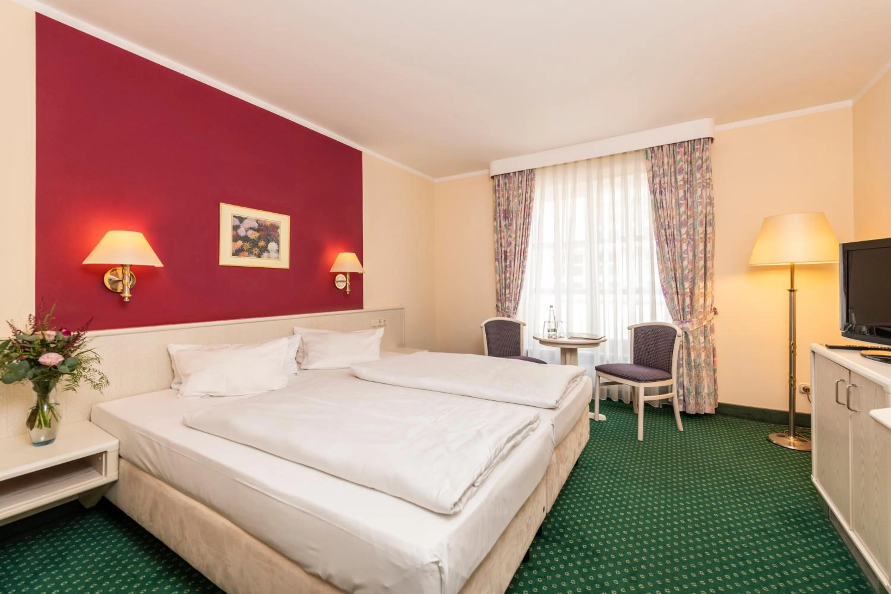 Photo of the whole room, Bed in Arvena Reichsstadt Hotel