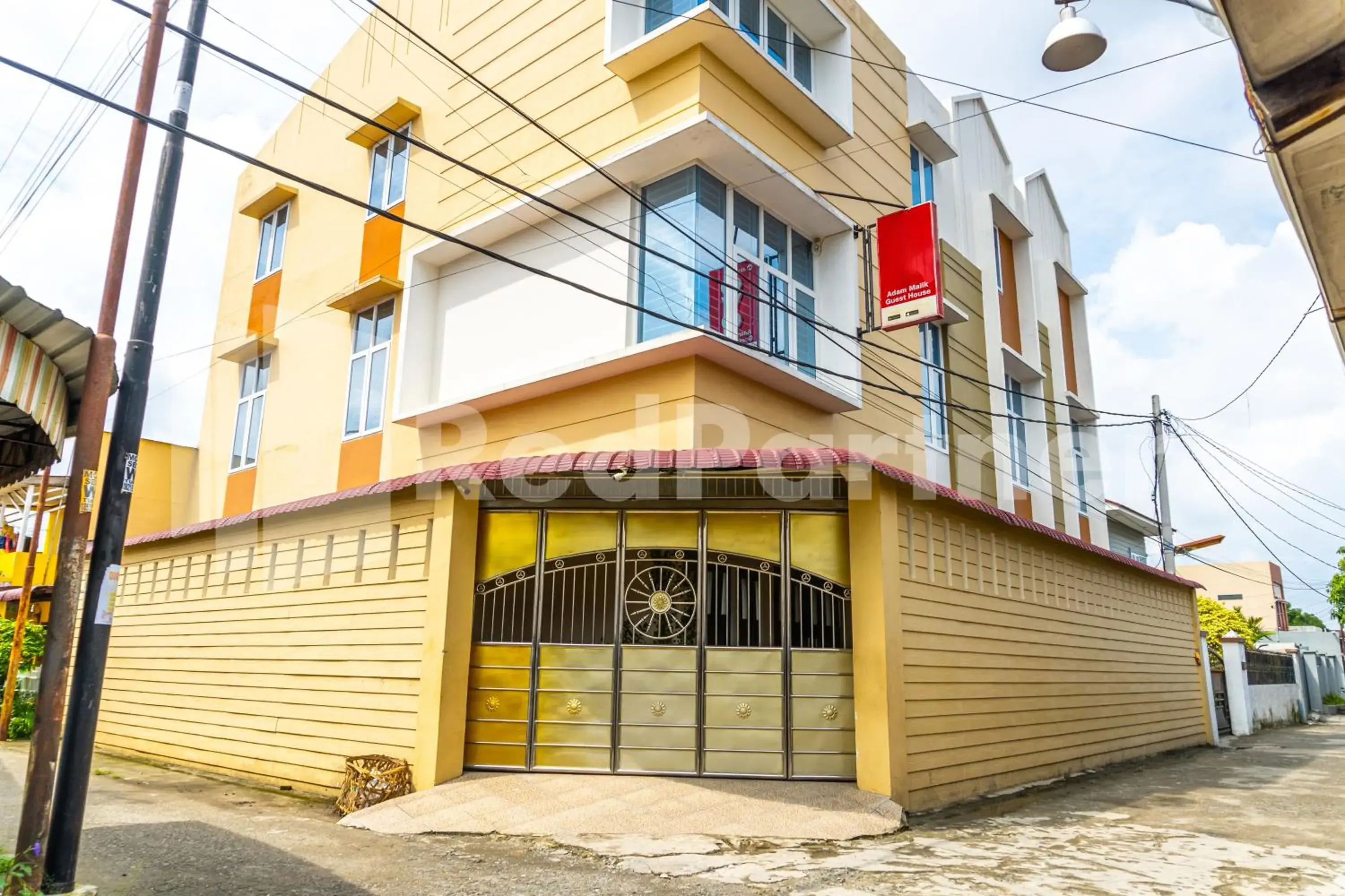 Property building in Adam Malik Guesthouse near Regale ICC Medan Mitra RedDoorz Property building in Adam Malik Guesthouse near Regale ICC Medan Mitra RedDoorz