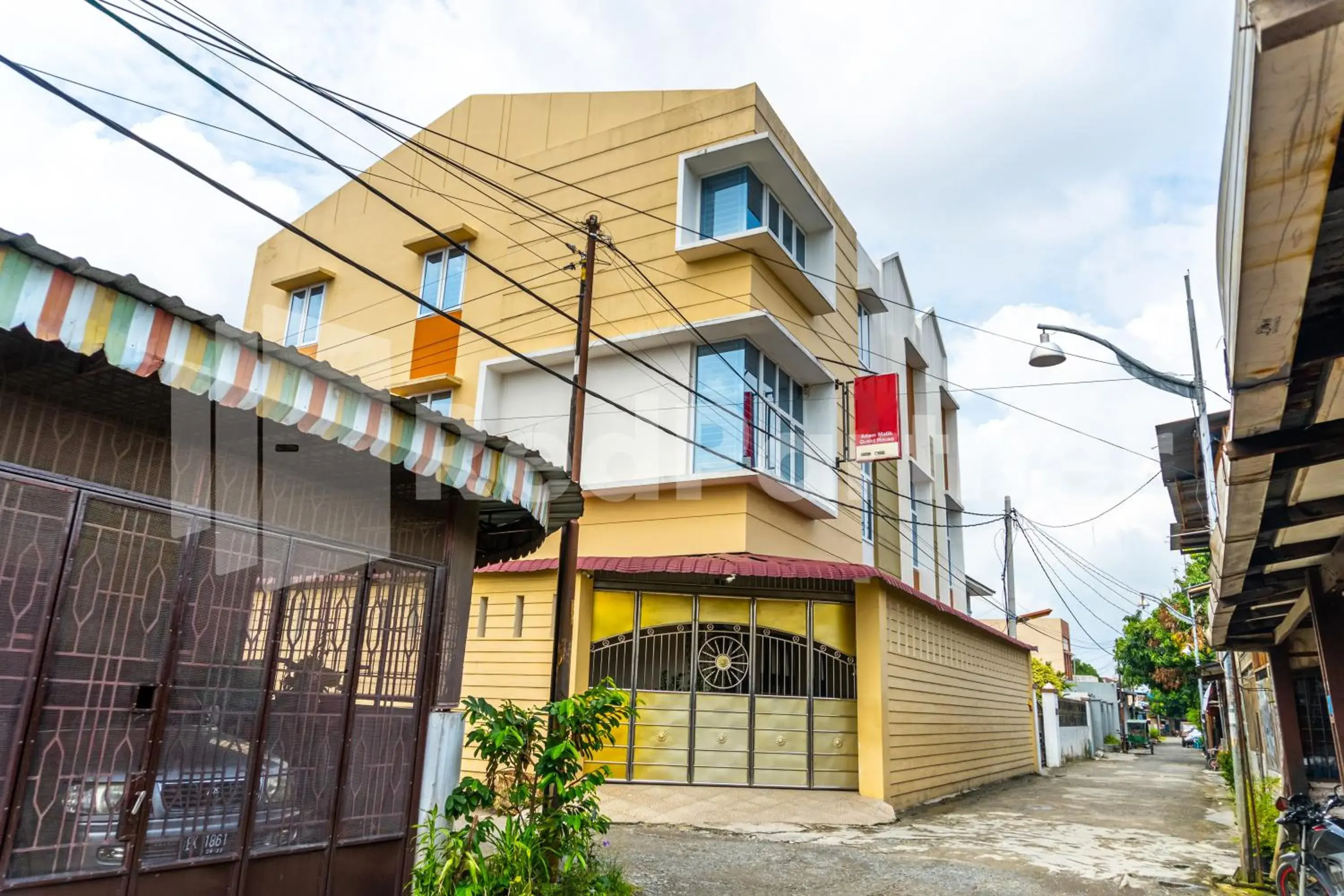 Property building in Adam Malik Guesthouse near Regale ICC Medan Mitra RedDoorz Property building in Adam Malik Guesthouse near Regale ICC Medan Mitra RedDoorz