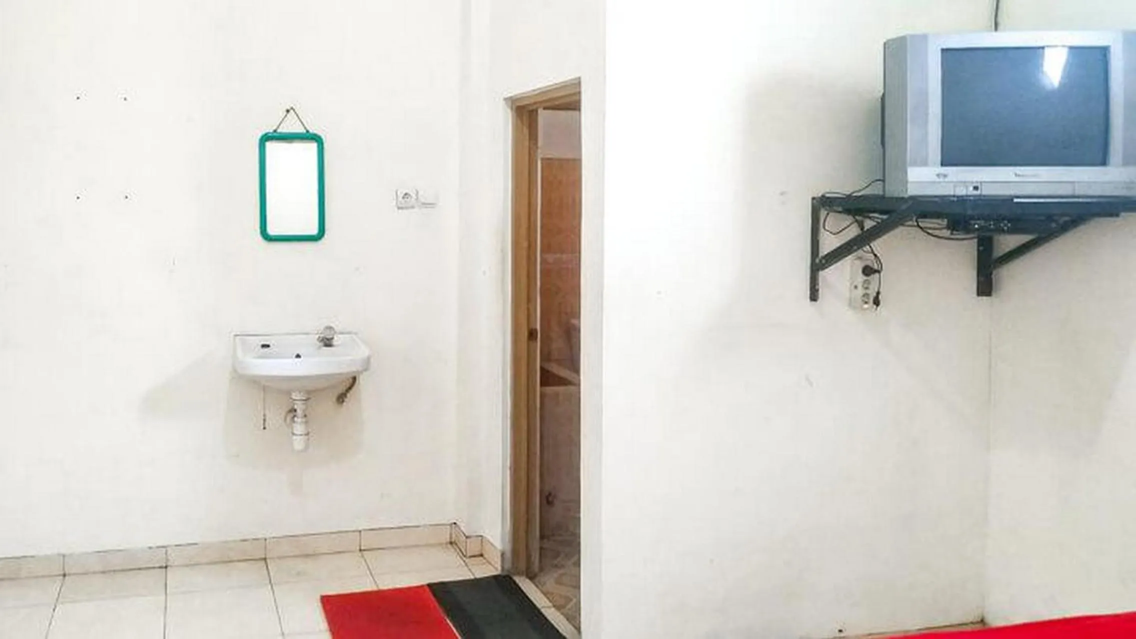 Bedroom in Villa Al Barokah Syariah Family Mitra RedDoorz near Sarangan Lake