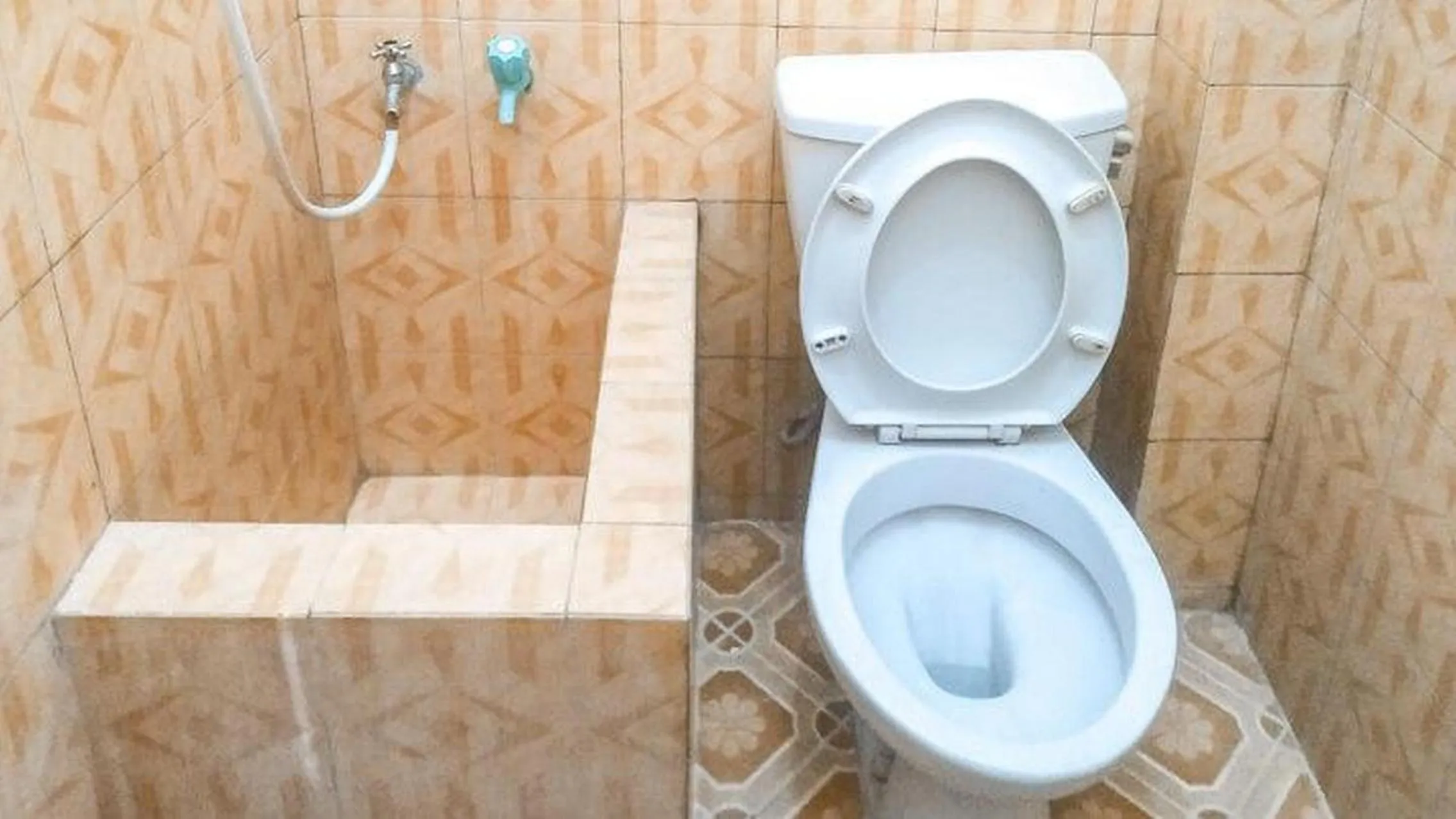 Bathroom in Villa Al Barokah Syariah Family Mitra RedDoorz near Sarangan Lake