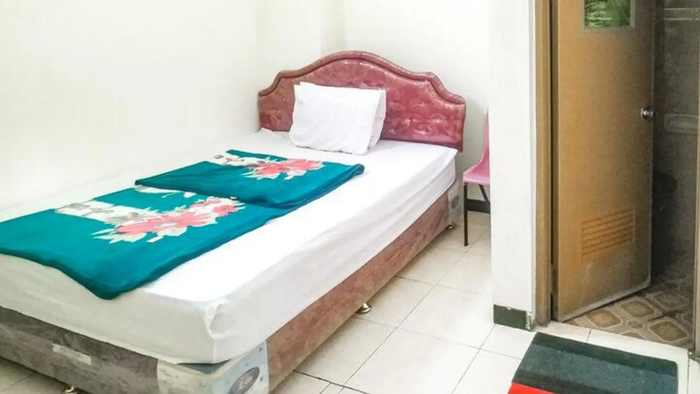 Bedroom, Bed in Villa Al Barokah Syariah Family Mitra RedDoorz near Sarangan Lake Bedroom, Bed in Villa Al Barokah Syariah Family Mitra RedDoorz near Sarangan Lake