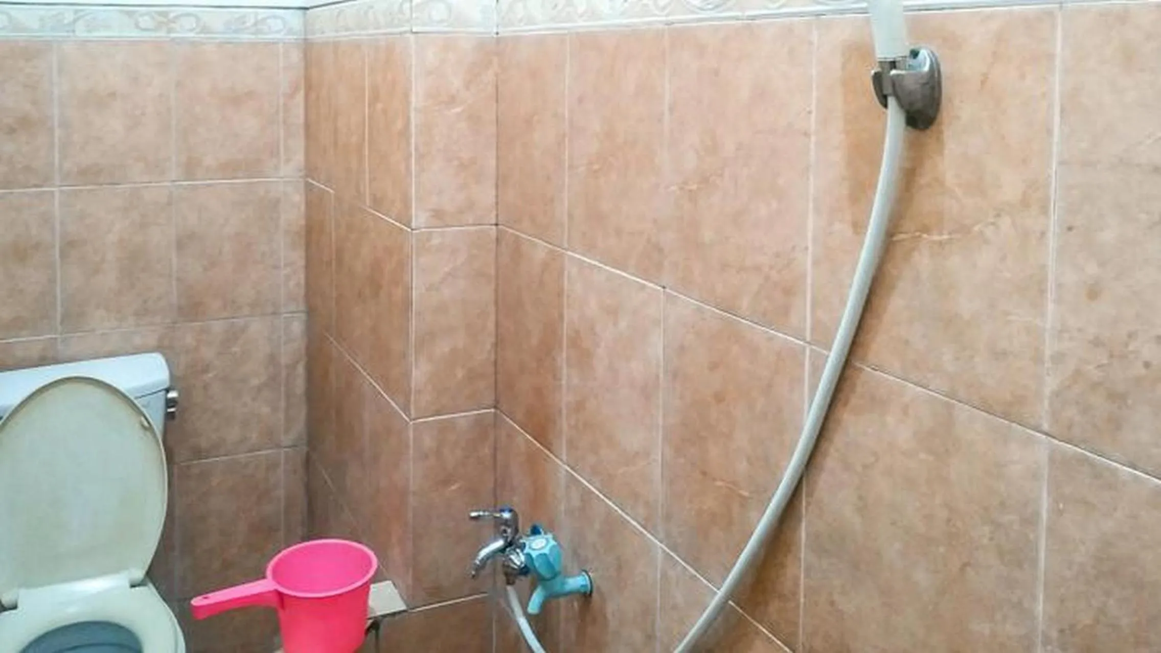 Bathroom in Villa Al Barokah Syariah Family Mitra RedDoorz near Sarangan Lake