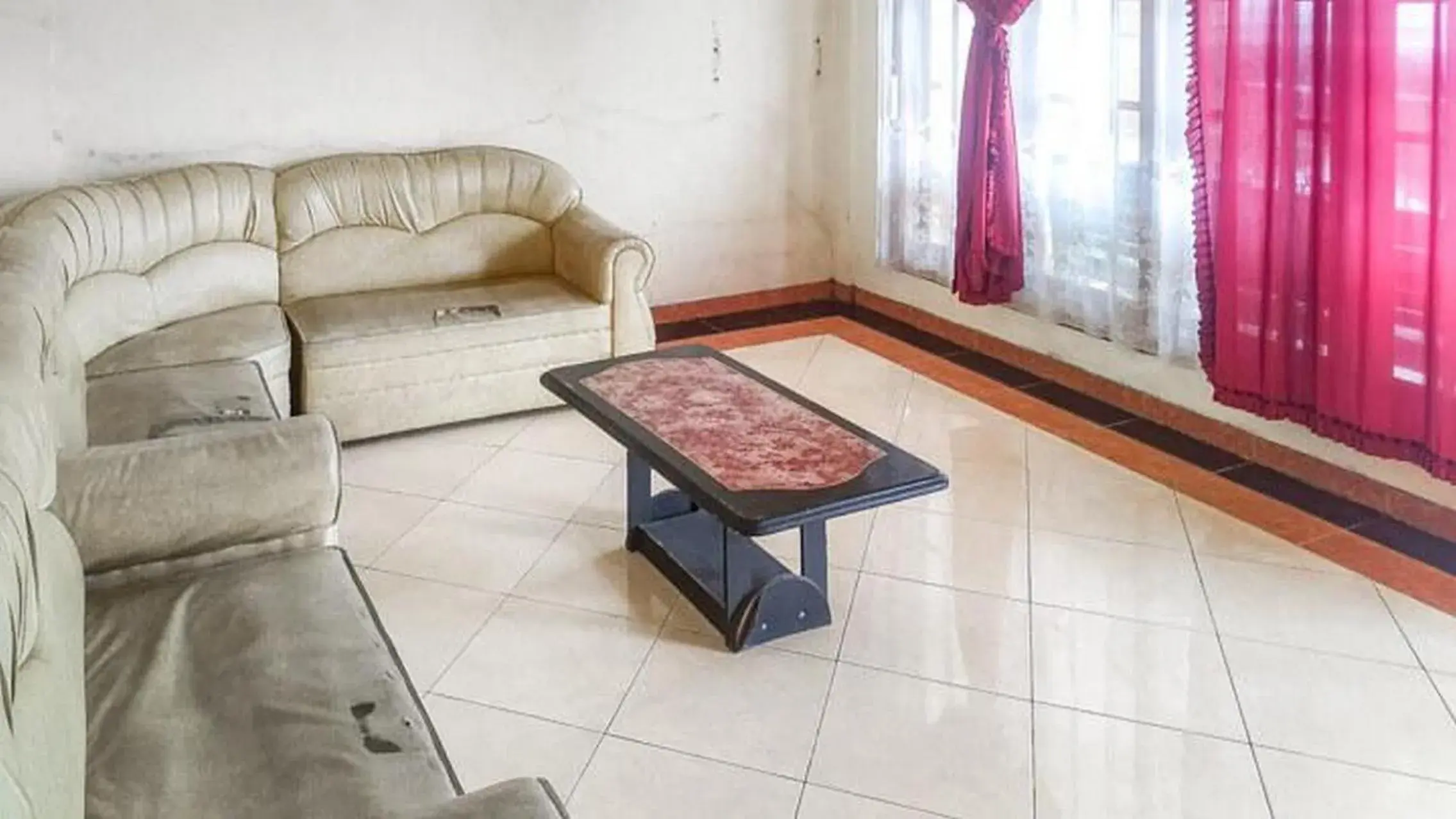 Seating area in Villa Al Barokah Syariah Family Mitra RedDoorz near Sarangan Lake Seating area in Villa Al Barokah Syariah Family Mitra RedDoorz near Sarangan Lake