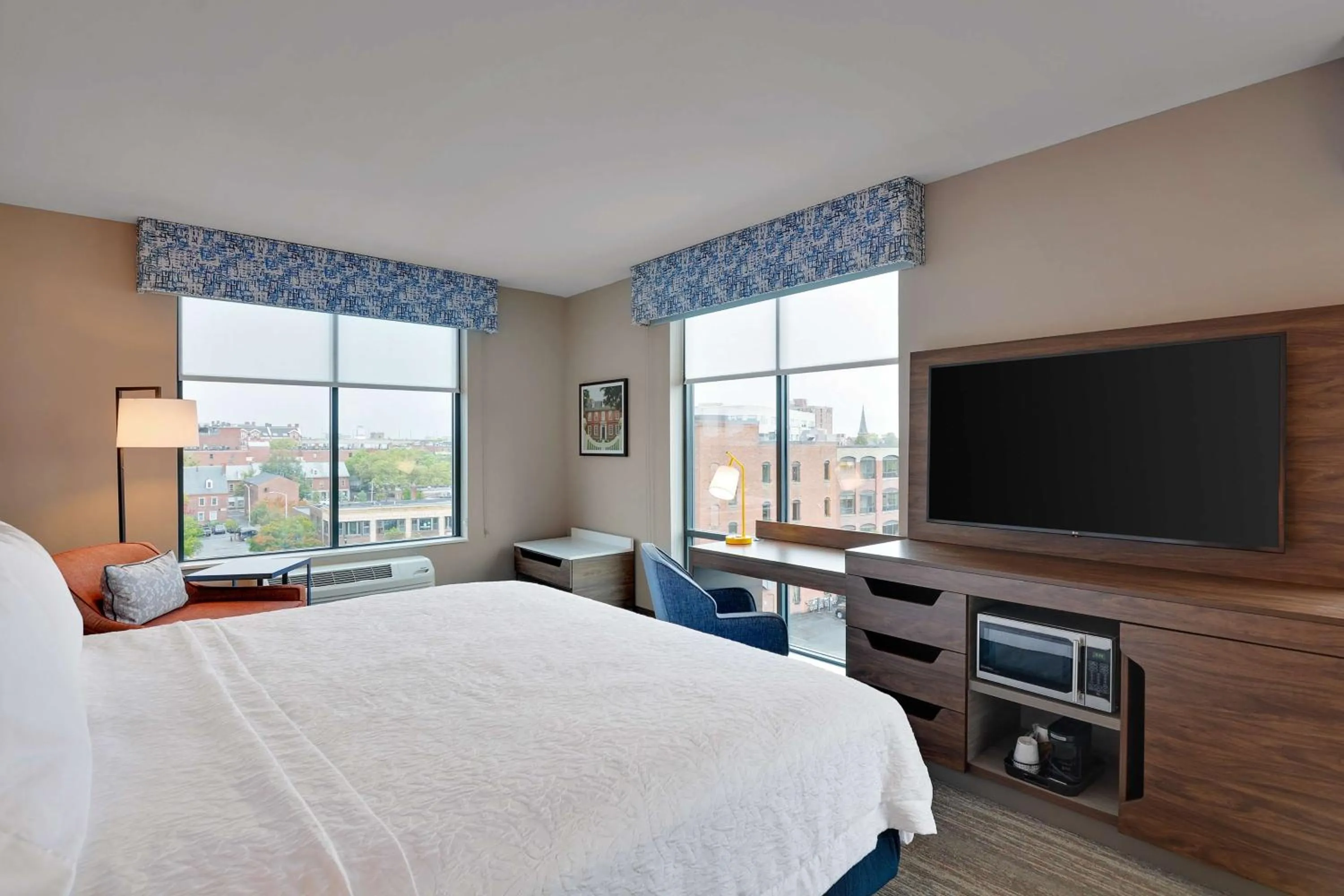 Bedroom, Bed in Hampton Inn Salem, Ma