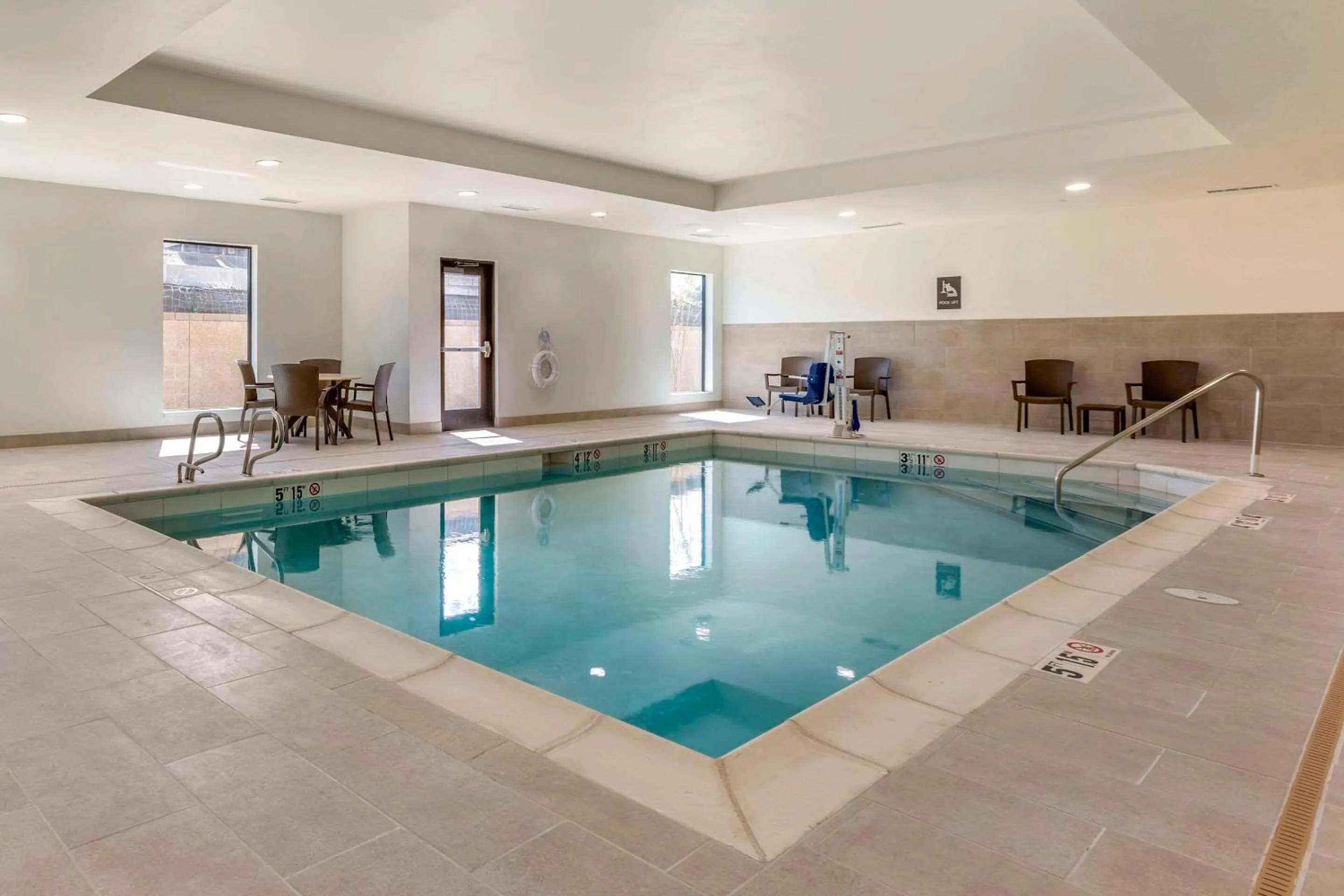 Swimming pool in Comfort Suites Albuquerque Airport