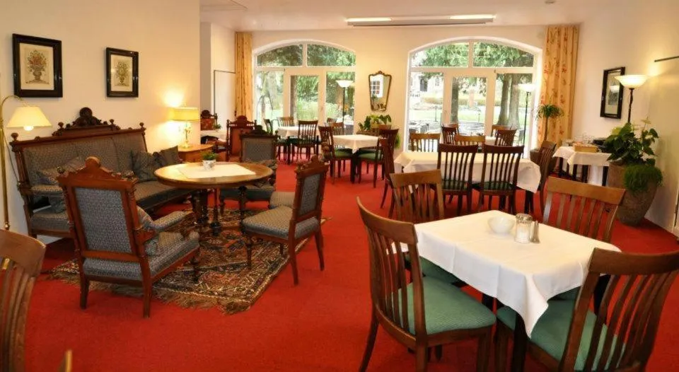 Restaurant/places to eat in Gästehaus Schlossgarten