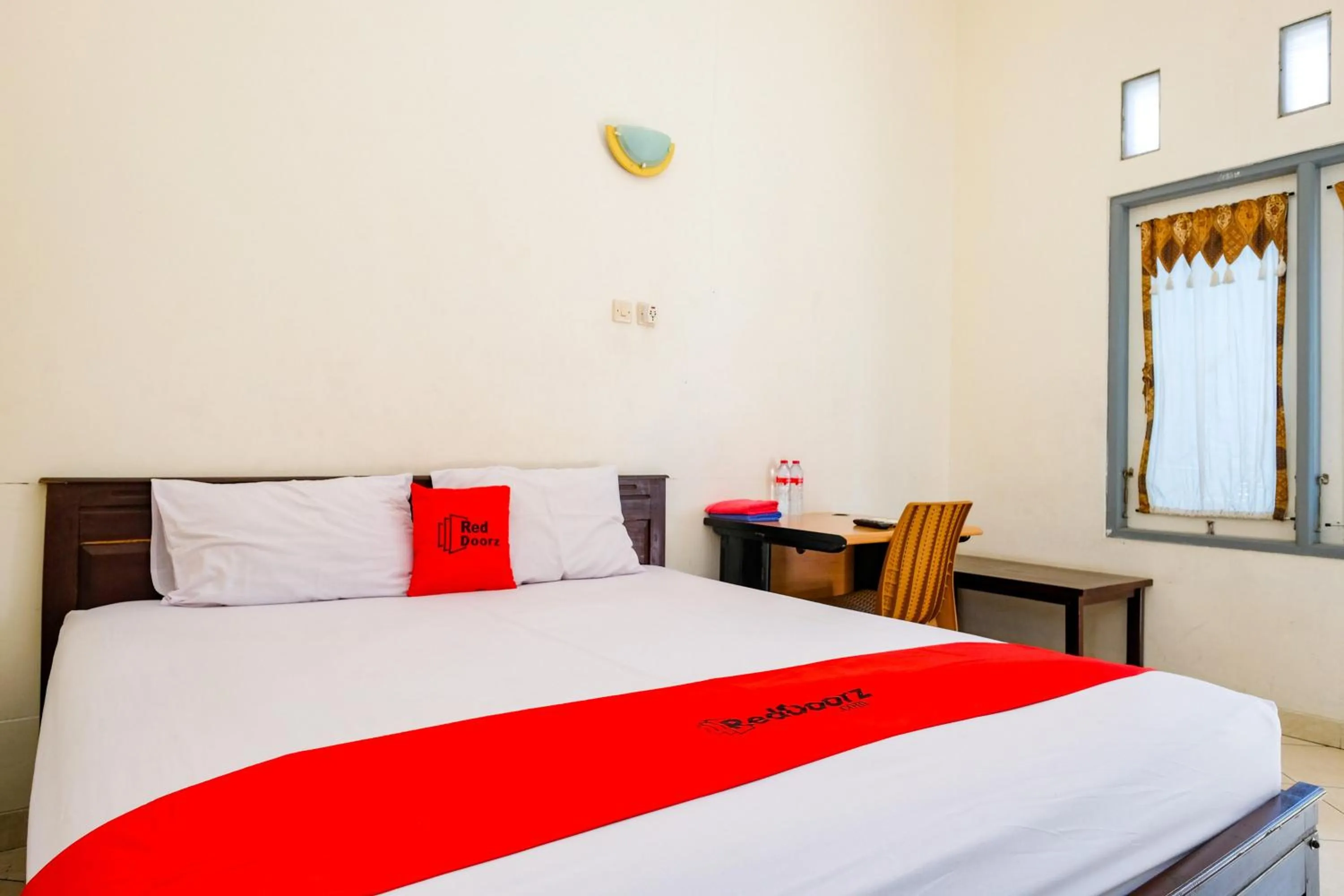 Bedroom, Bed in RedDoorz Syariah near Alun Alun Kebumen