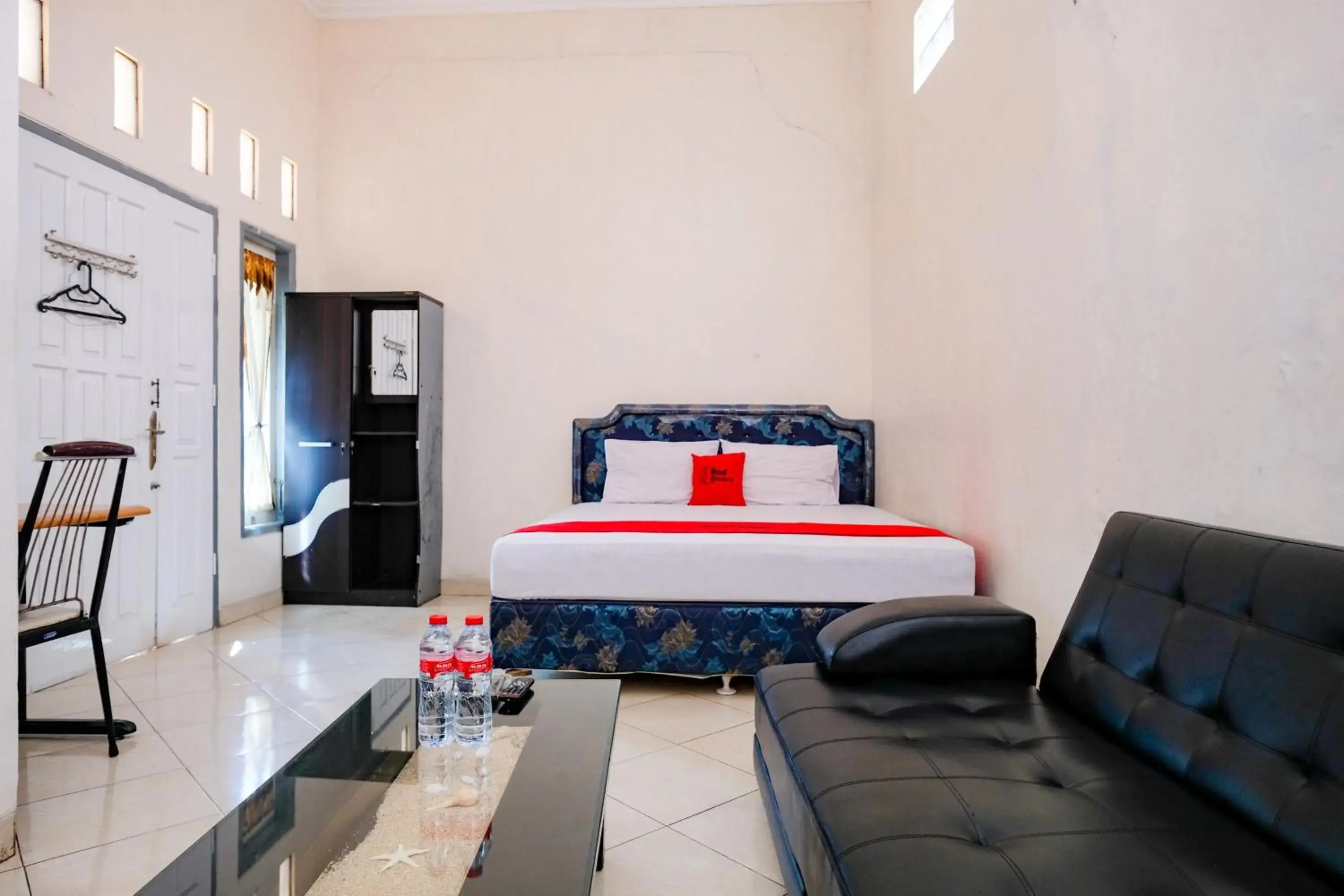 Deluxe Double Room in RedDoorz Syariah near Alun Alun Kebumen Deluxe Double Room in RedDoorz Syariah near Alun Alun Kebumen