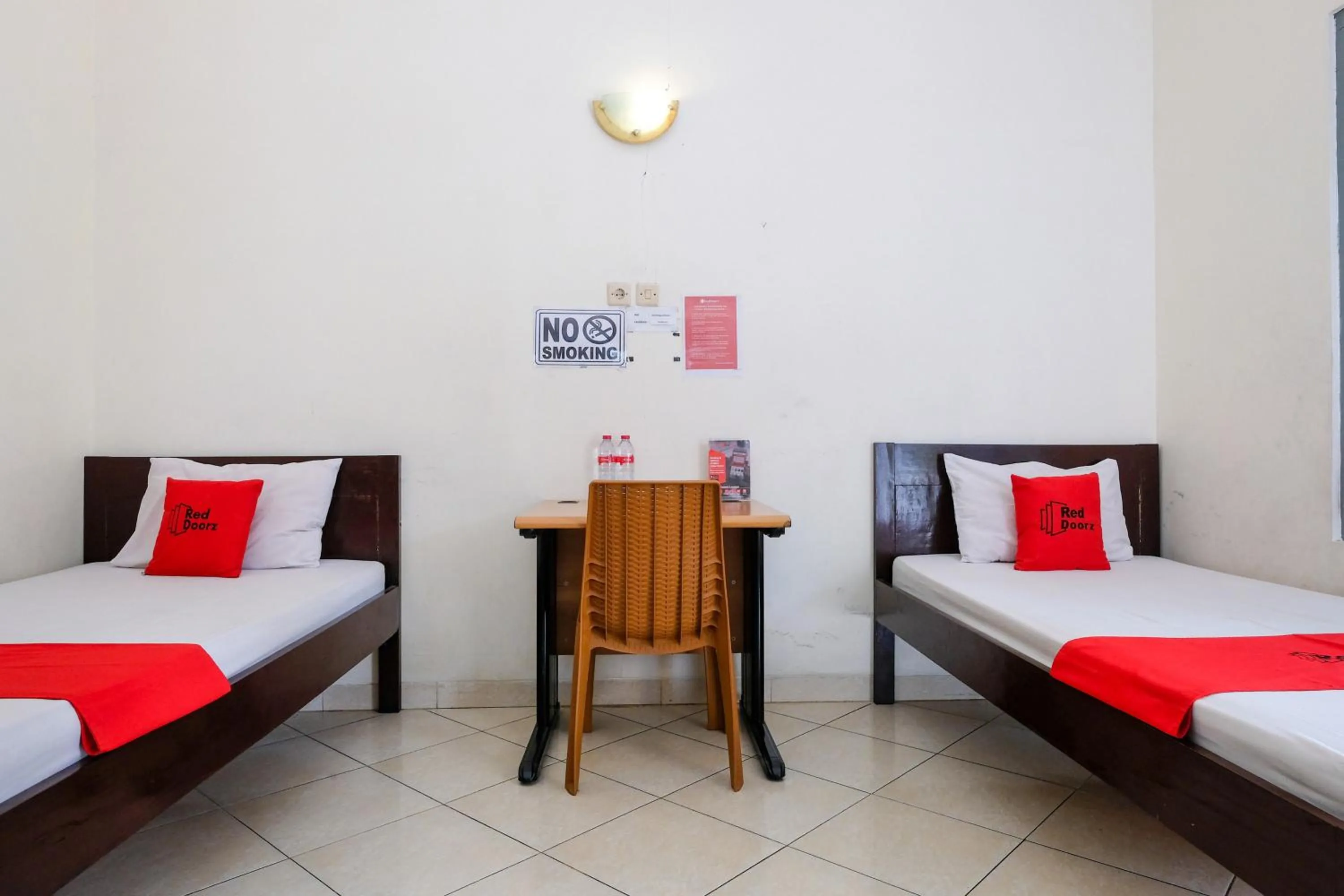 Bedroom, Bed in RedDoorz Syariah near Alun Alun Kebumen