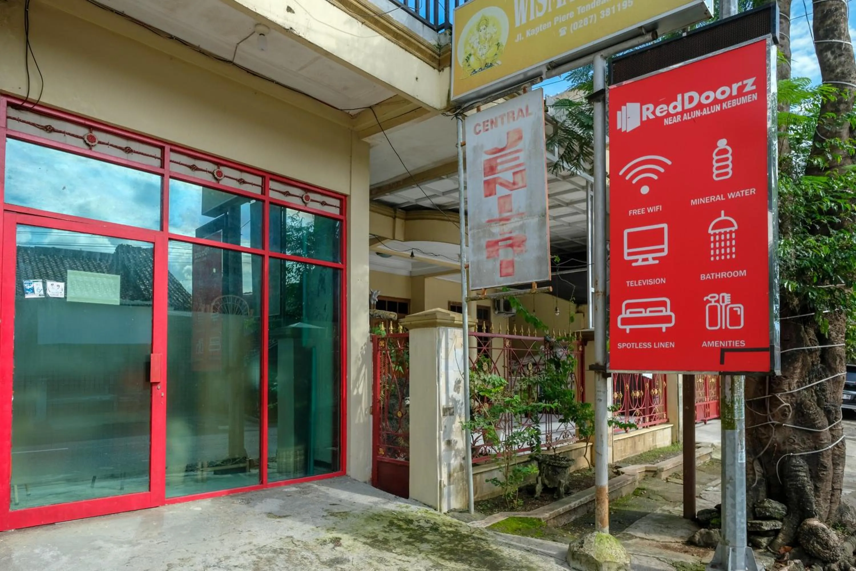 Property logo or sign in RedDoorz Syariah near Alun Alun Kebumen