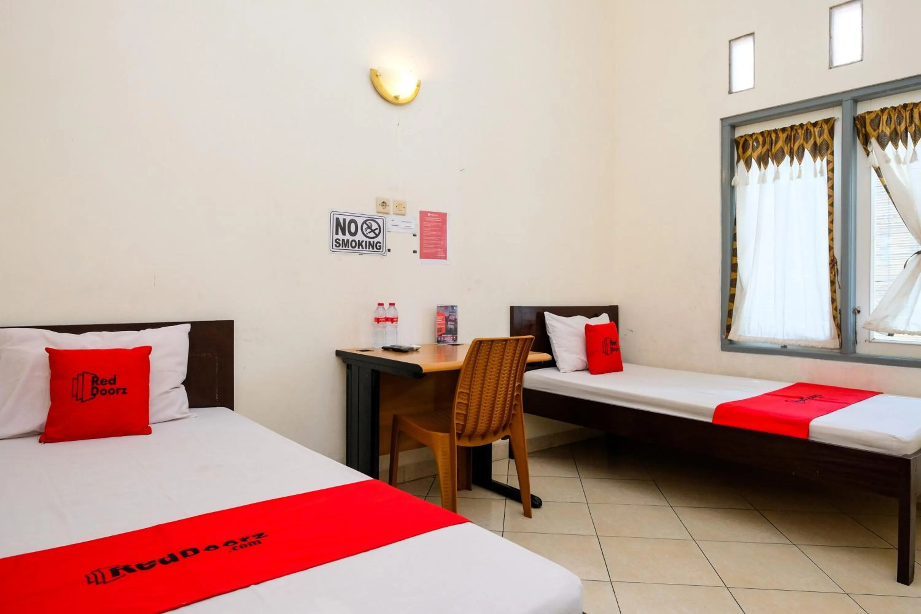 Bedroom, Bed in RedDoorz Syariah near Alun Alun Kebumen