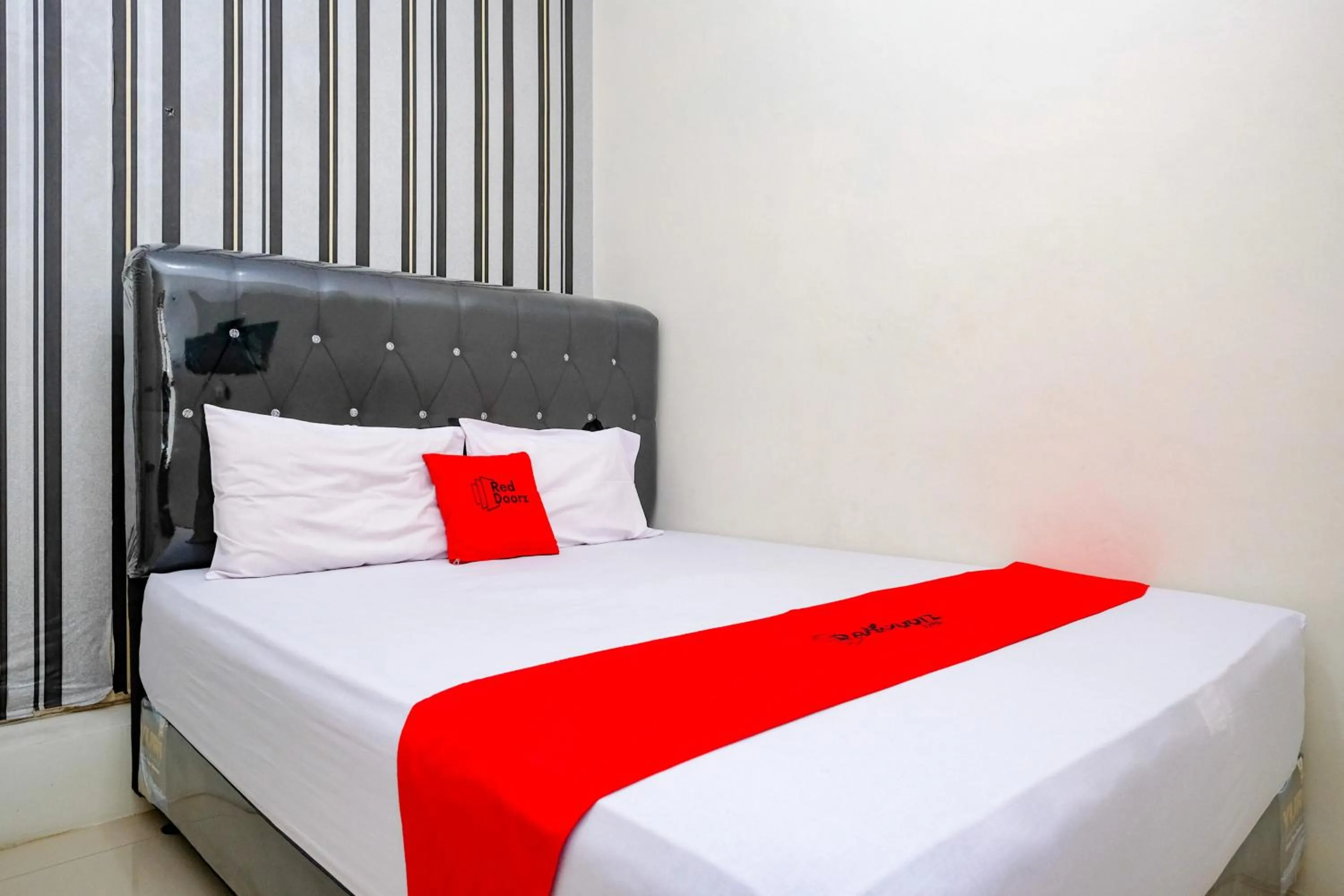 Bedroom, Bed in RedDoorz Syariah near Alun Alun Kebumen