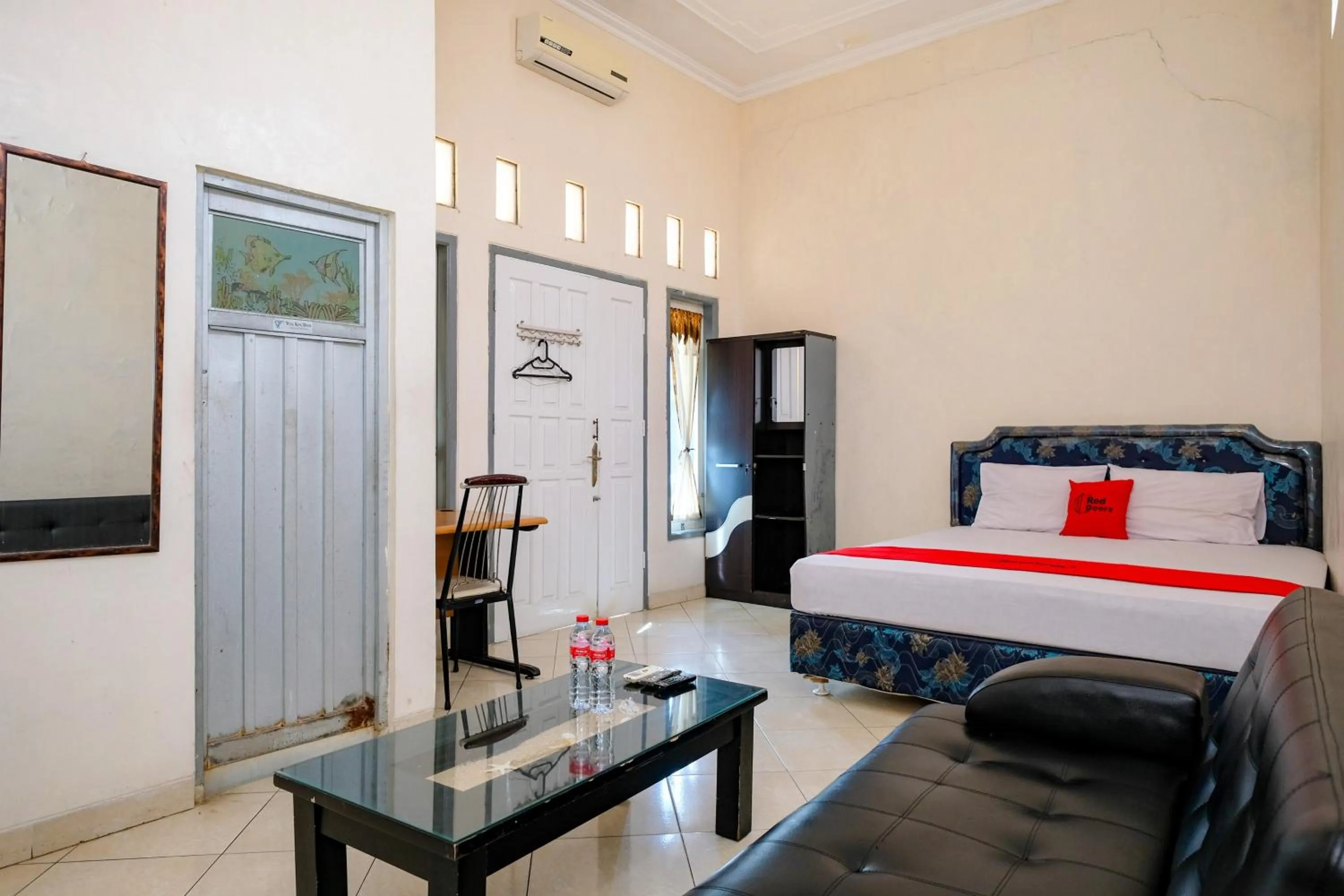Bedroom, Bed in RedDoorz Syariah near Alun Alun Kebumen