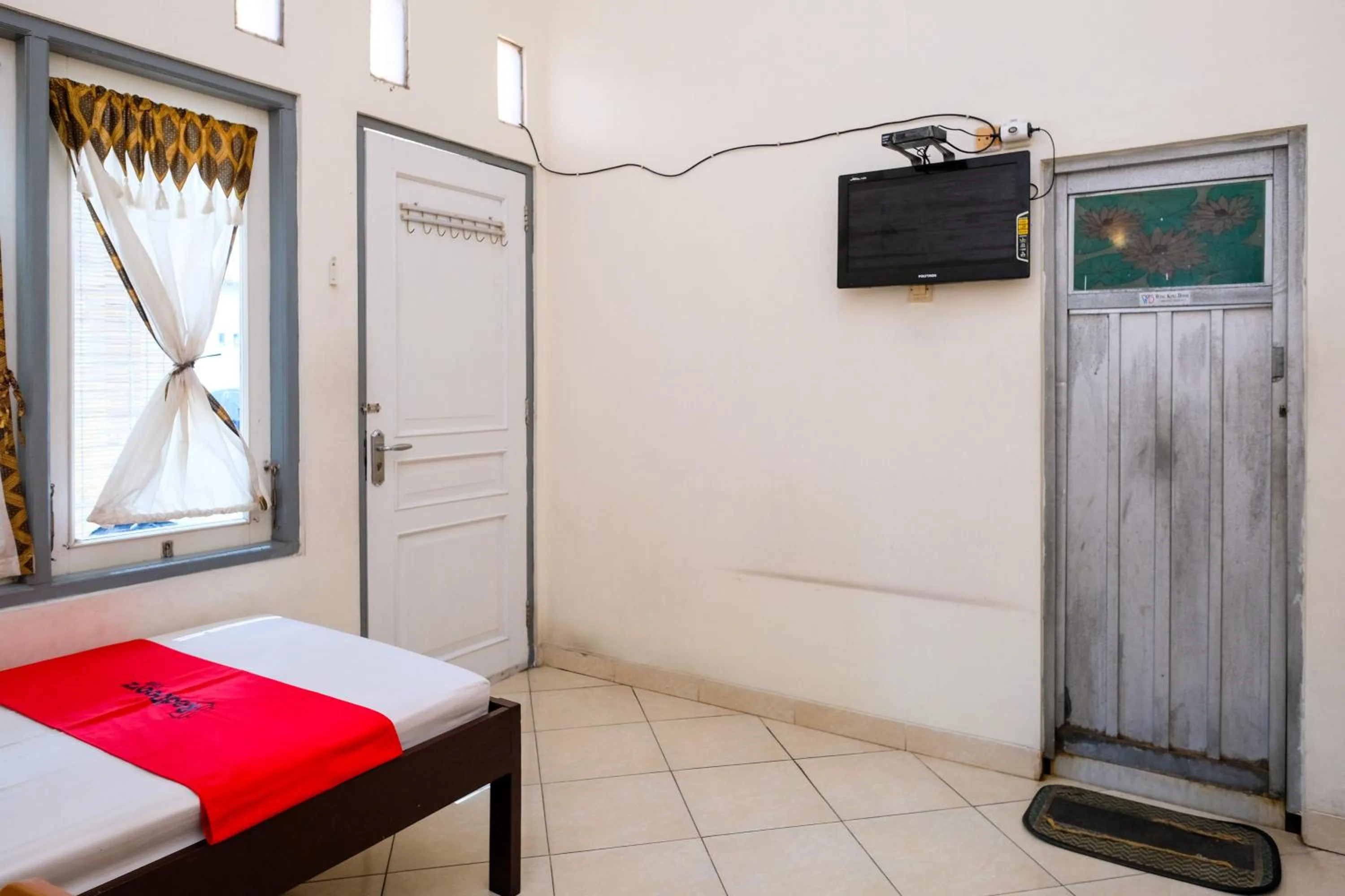 Bedroom, Bed in RedDoorz Syariah near Alun Alun Kebumen