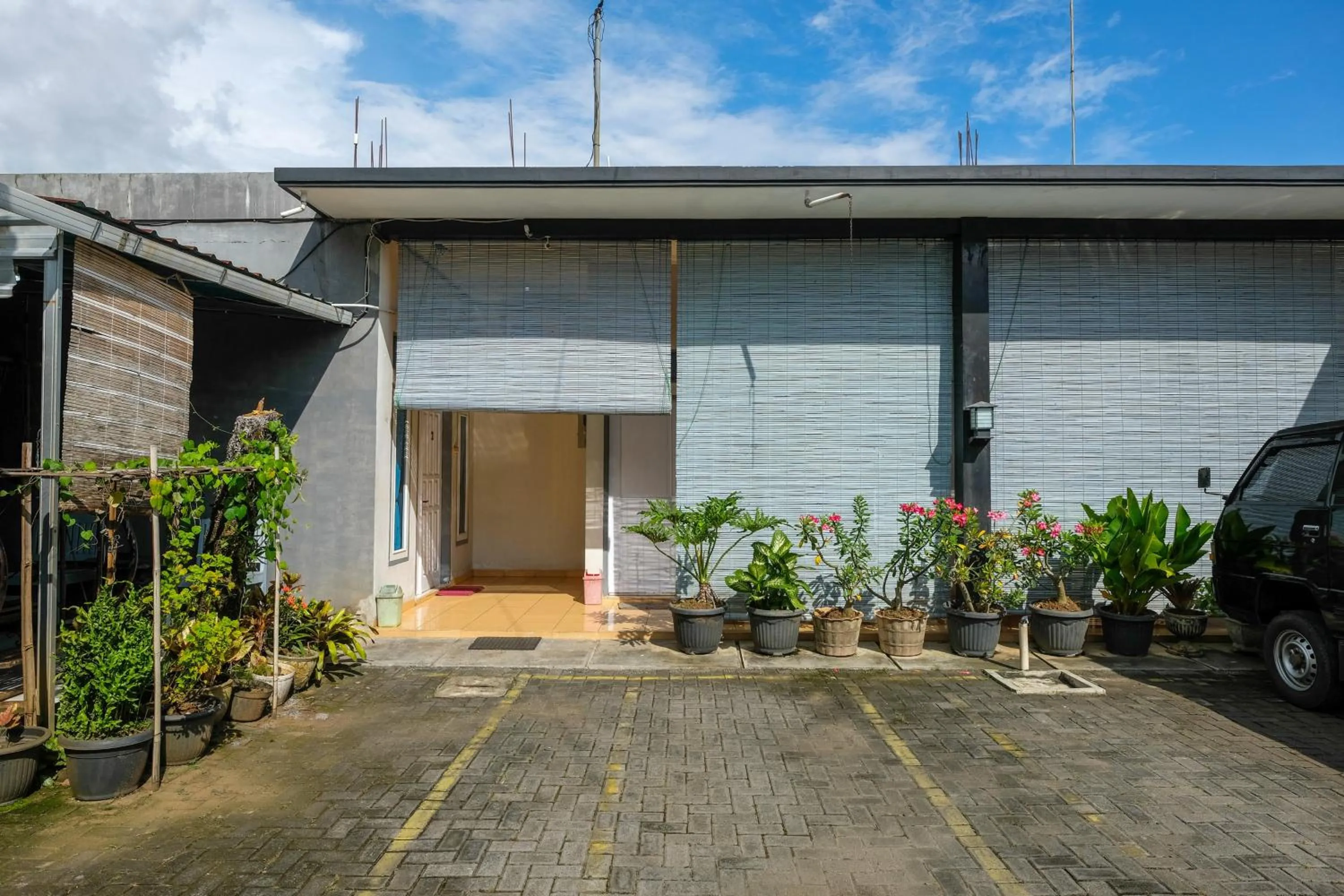 Parking in RedDoorz Syariah near Alun Alun Kebumen