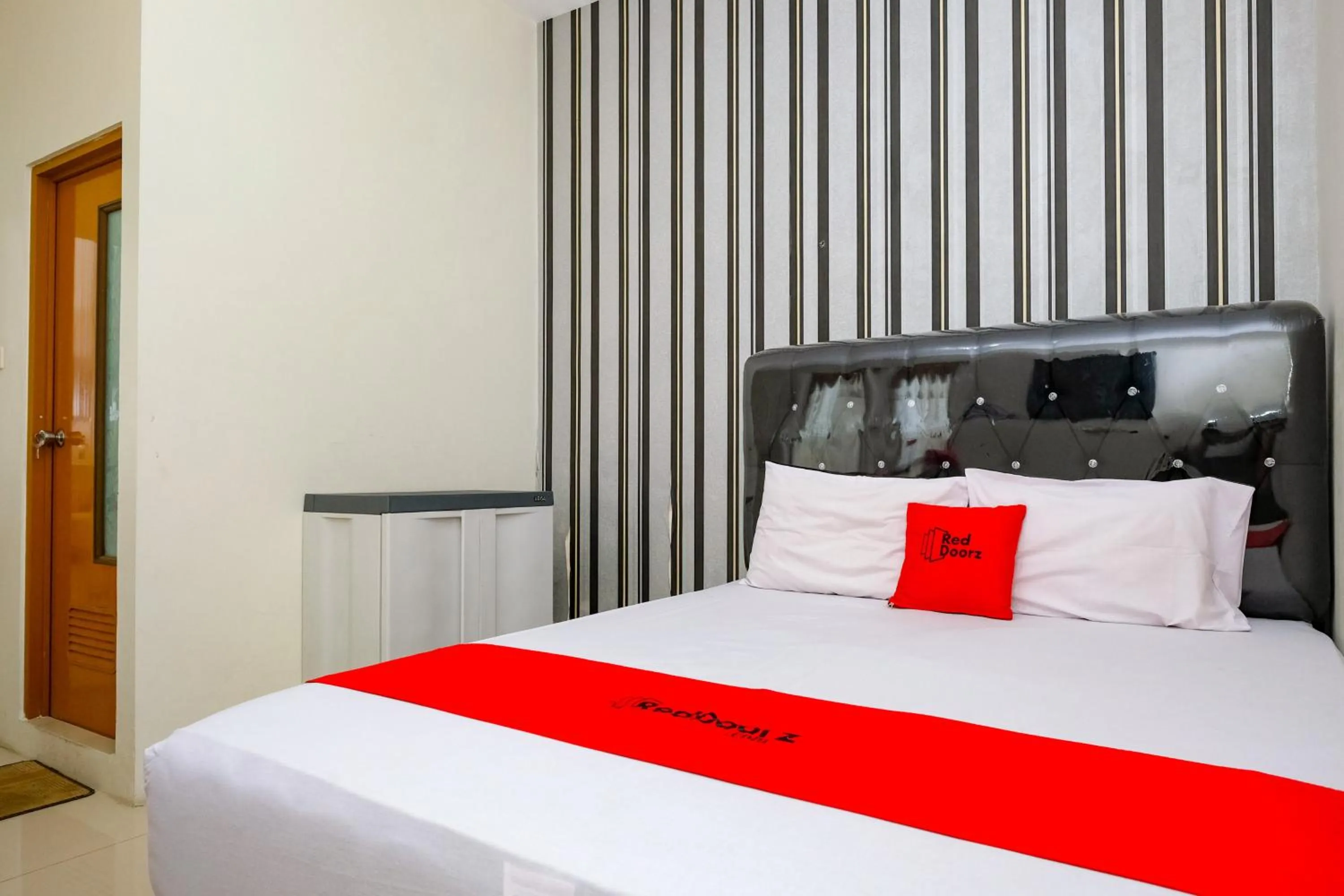 Bedroom, Bed in RedDoorz Syariah near Alun Alun Kebumen